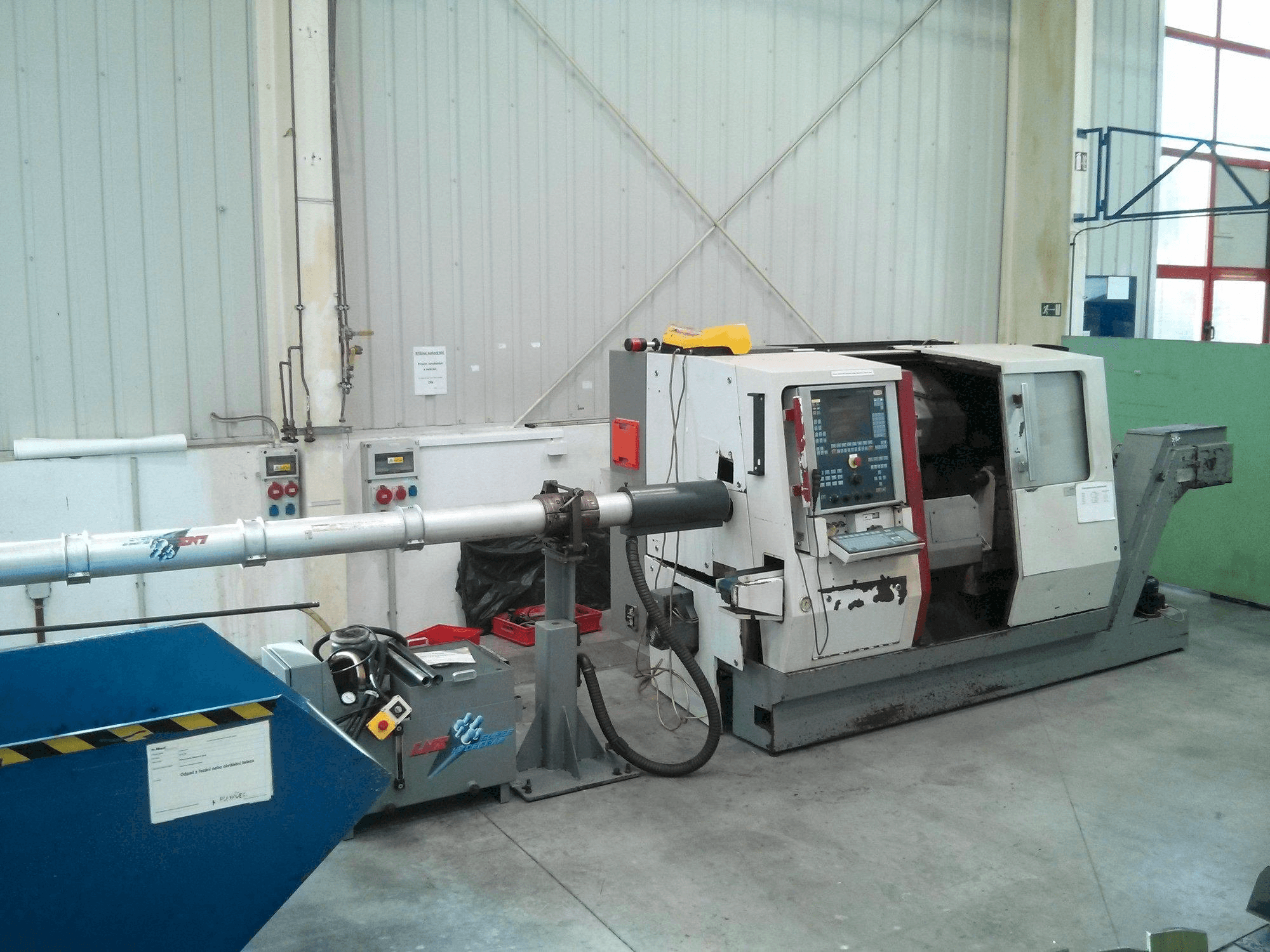 A TRAUB TNA 300 gép elölnézete