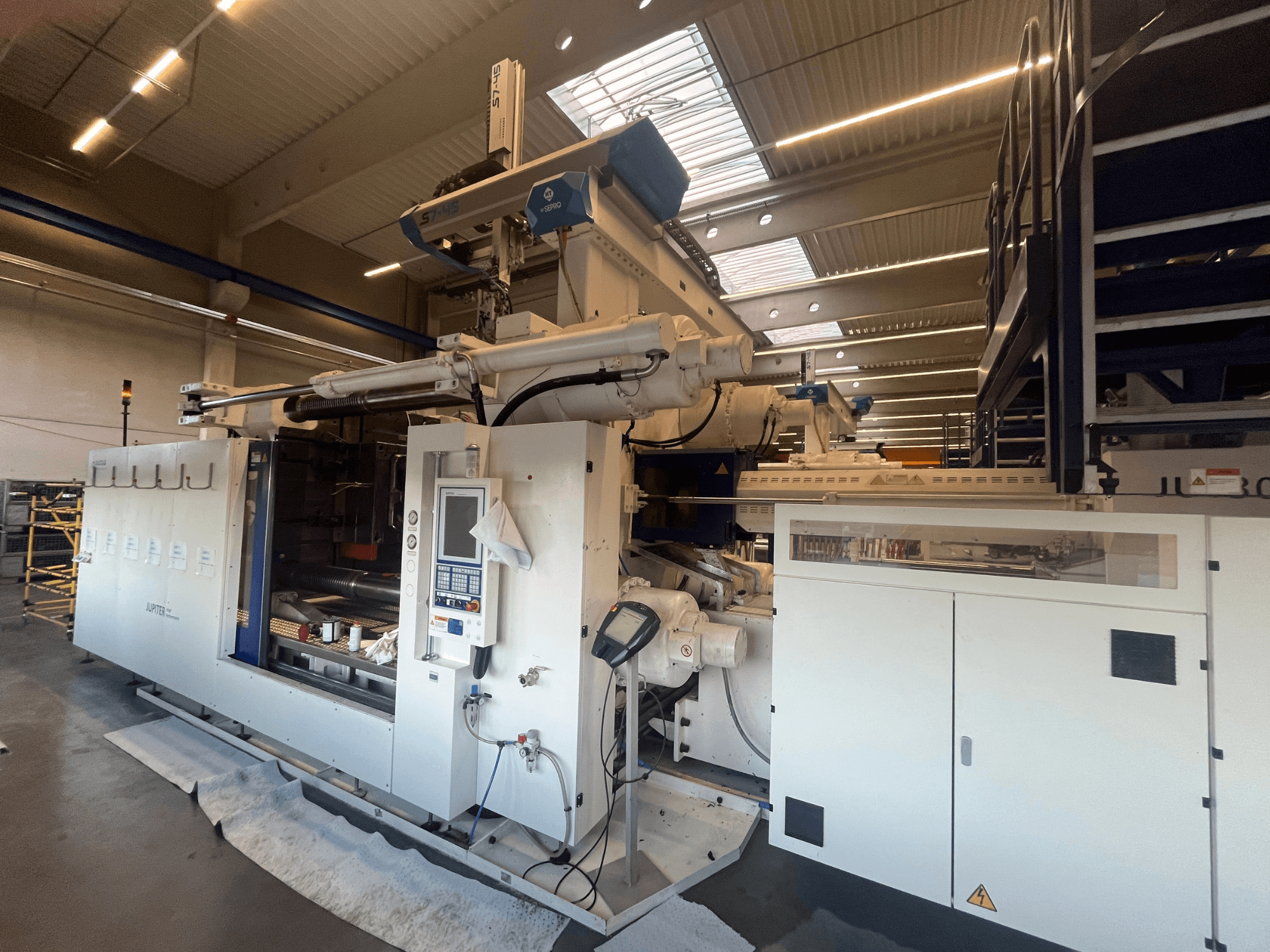 Egy Autefa textilipari gép elülső nézete, a vezérlőpanel, az alkatrészek és az ipari beállítások.