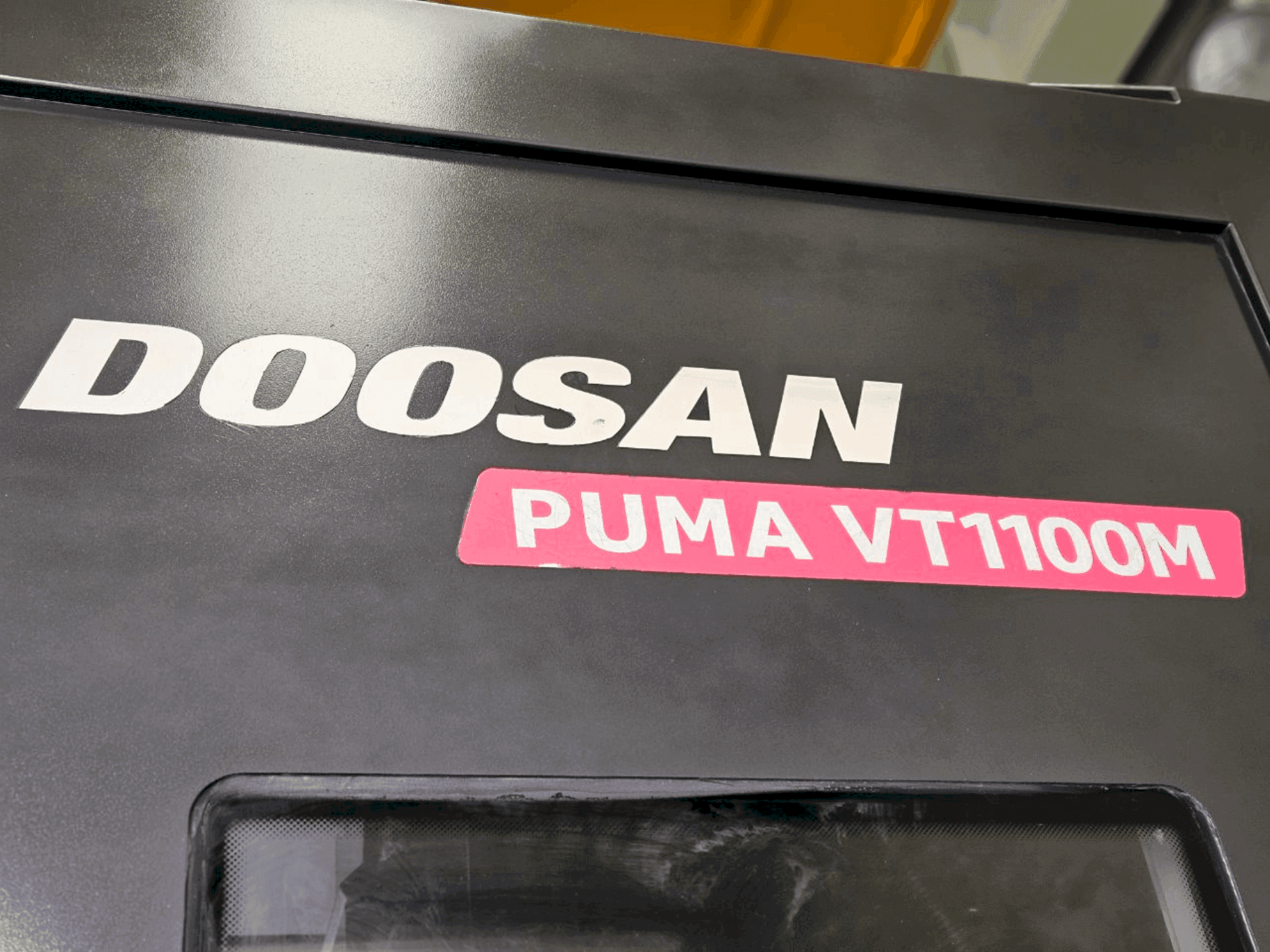 A DOOSAN VT1100M gép elölnézete