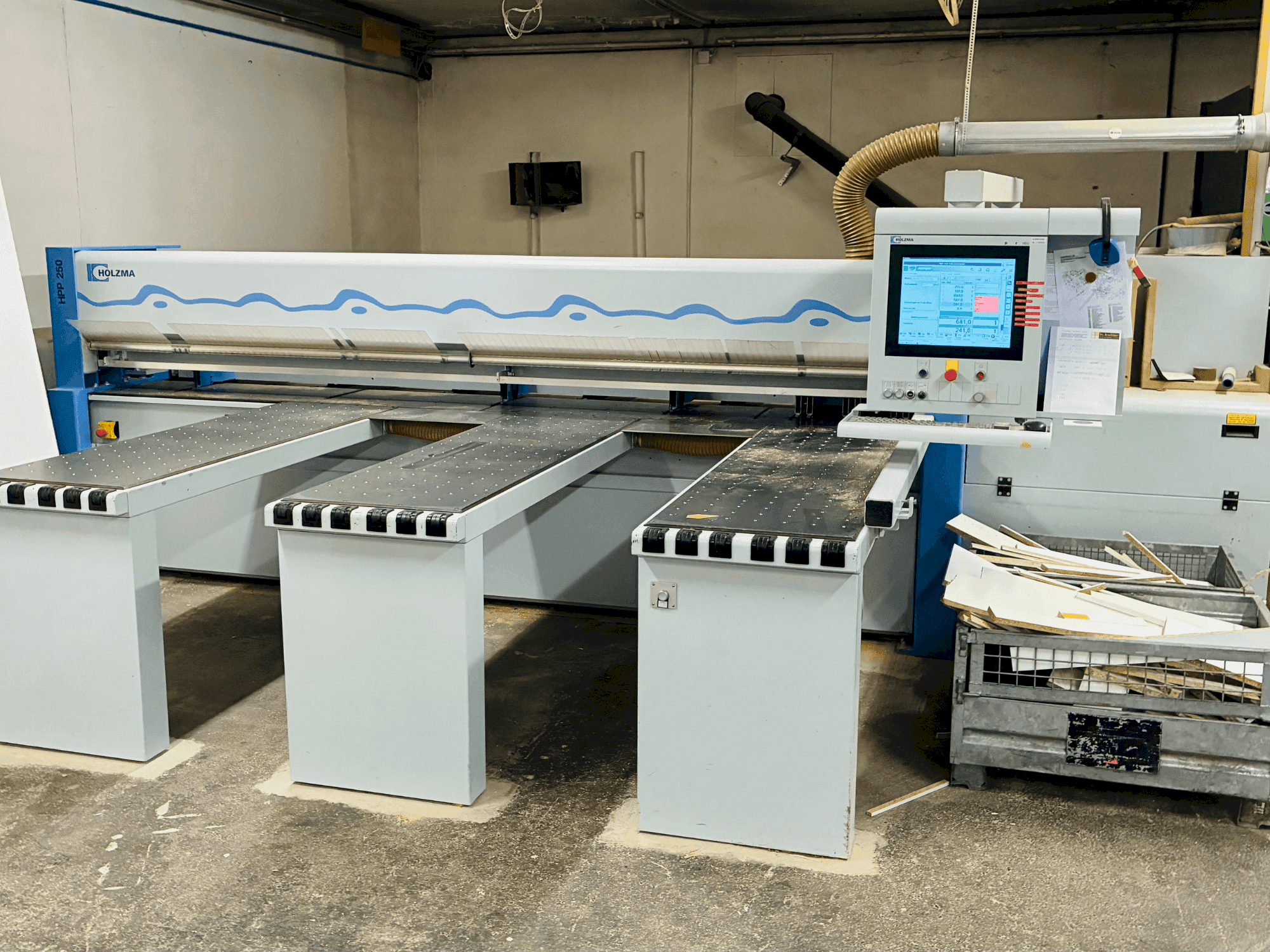 A HOLZMA HPP 250/38/38 gép elölnézete