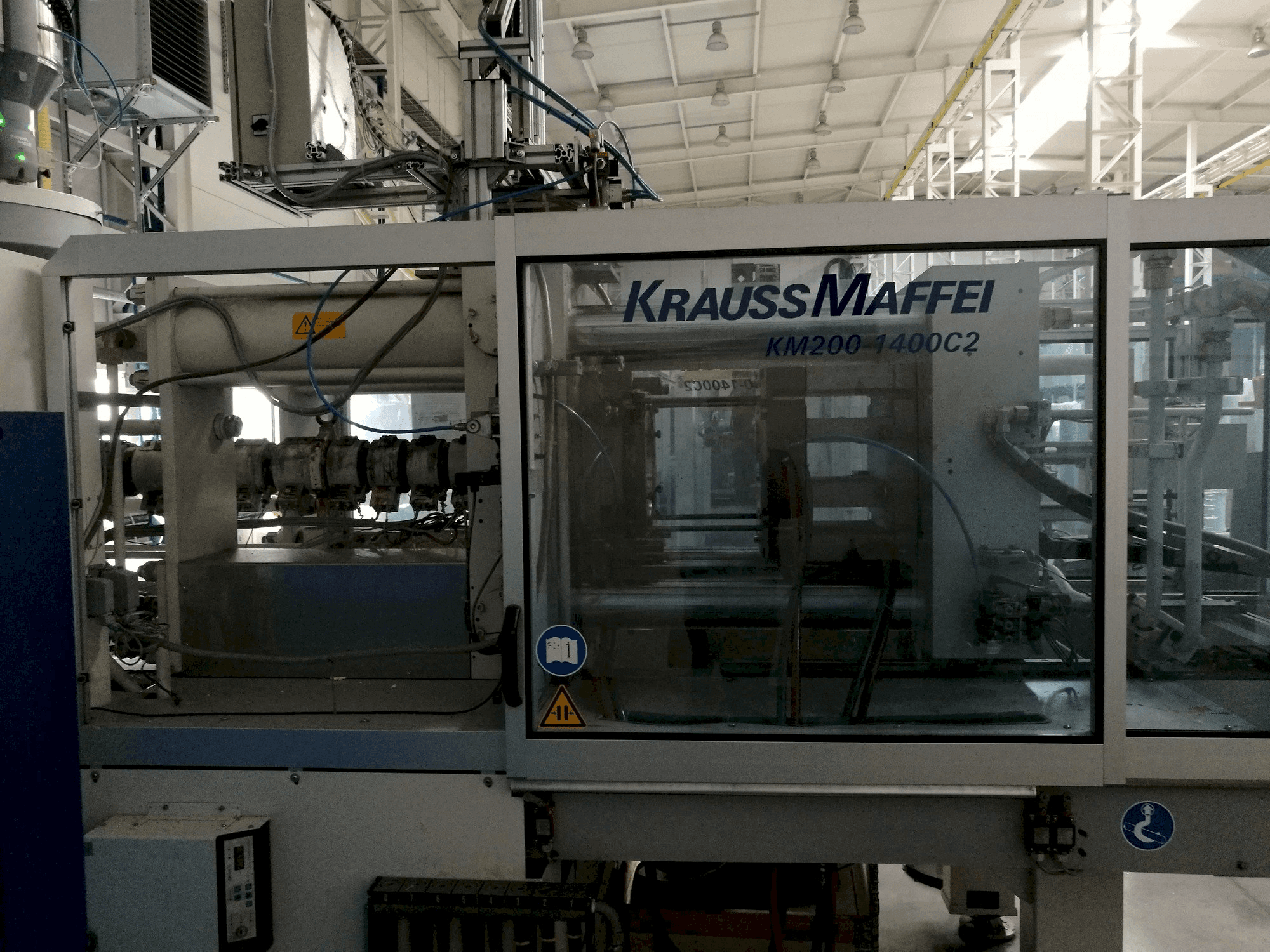 A Krauss Maffei 200-1400 C2 gép elölnézete