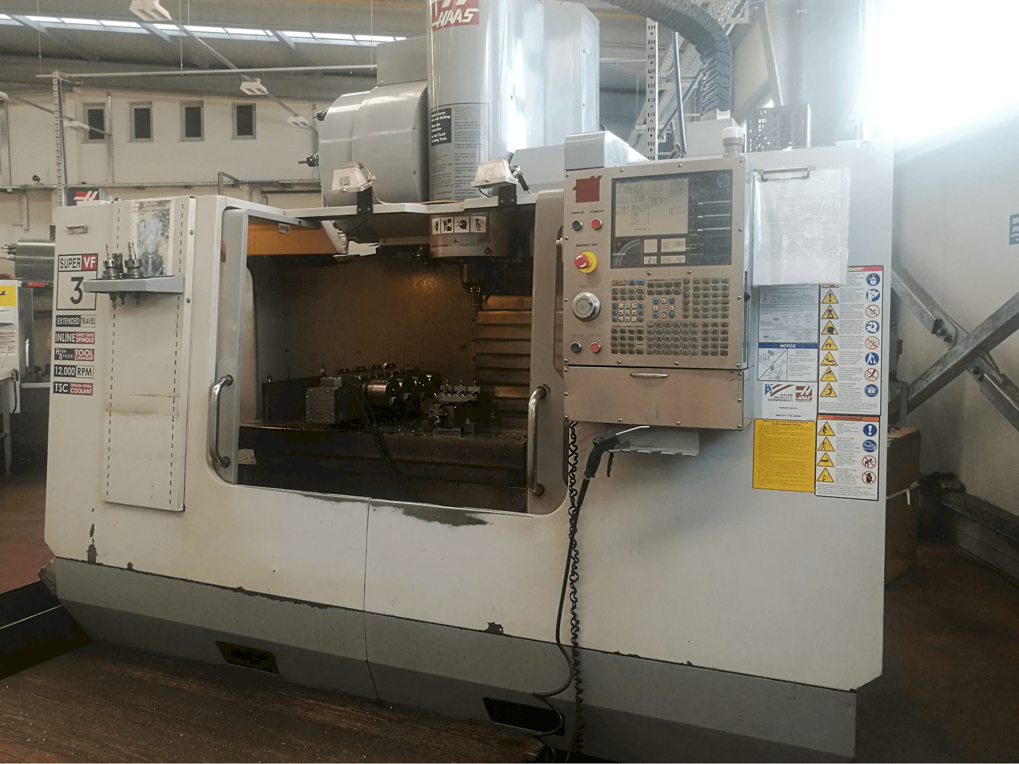 A HAAS VF-3SSYTHE gép elölnézete