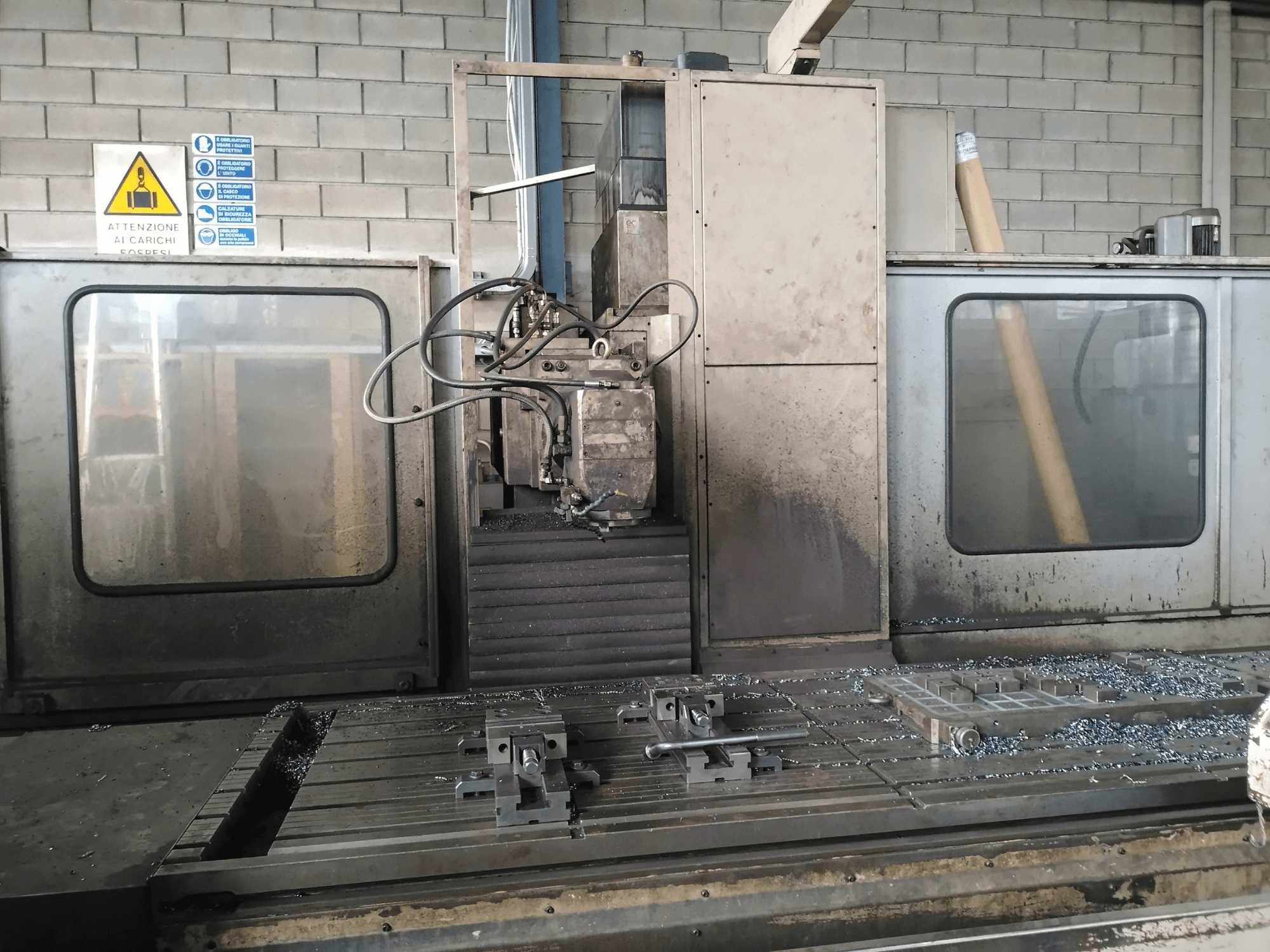 TIGER TFA6 ágyas marógép egy műhelyben, szerszámok és fémforgácsok az asztalon.