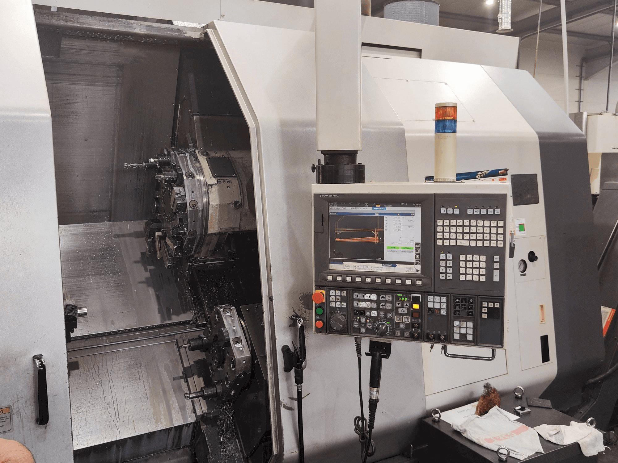 A Okuma LU 300 MY gép elölnézete