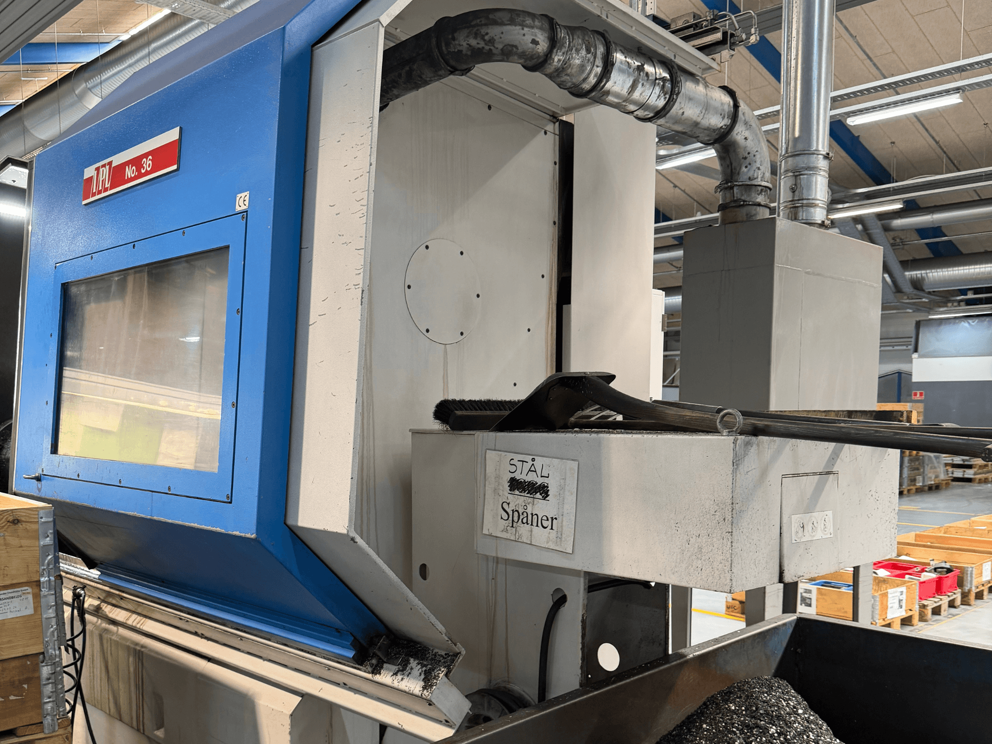 Vízszintes esztergagép, BOEHRINGER VDF 400 CM, oldalnézet a kezelőpanel és az anyaggyűjtő területről.