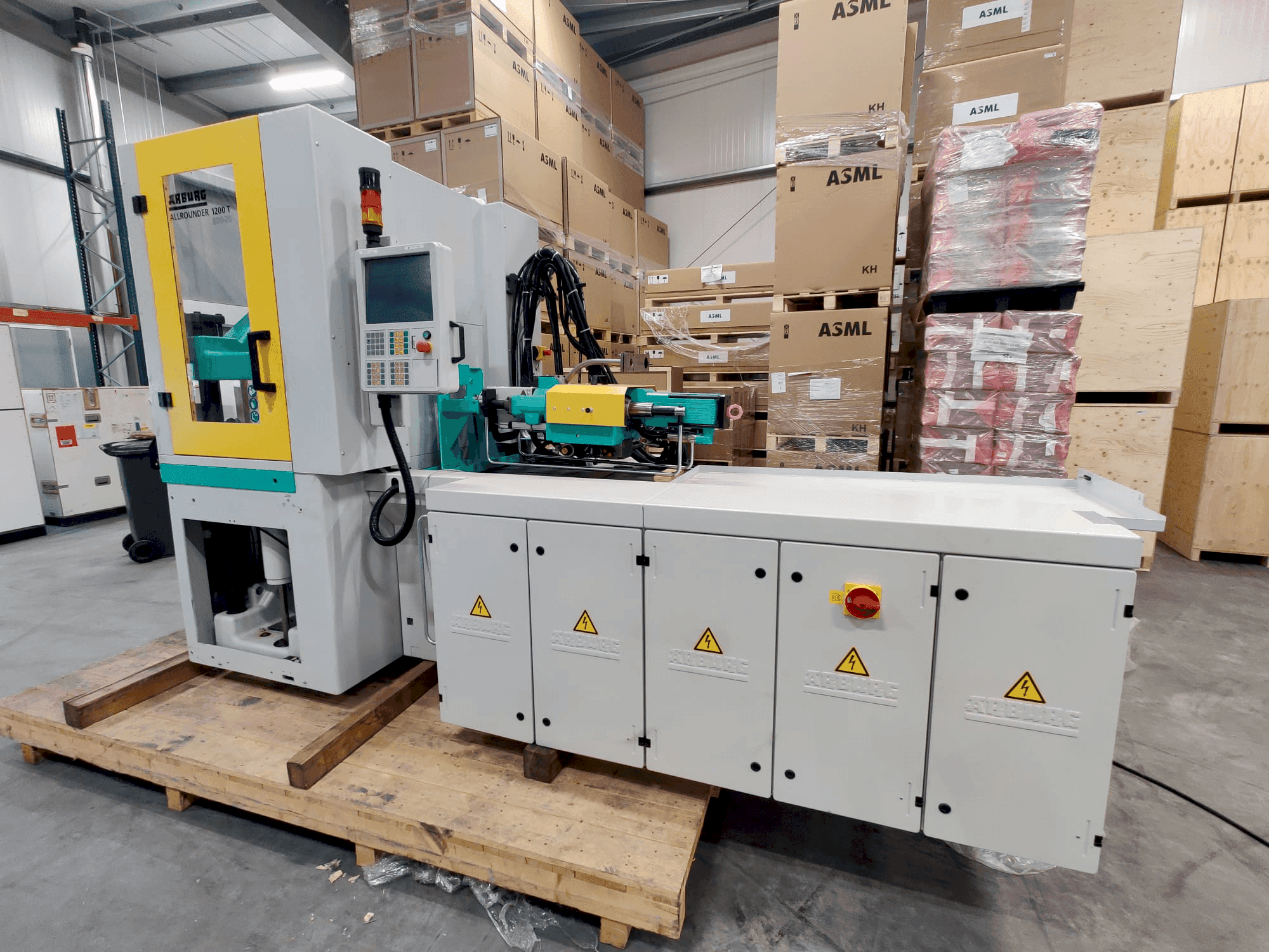 A Arburg ALLROUNDER 1200 T 800-70 gép elölnézete