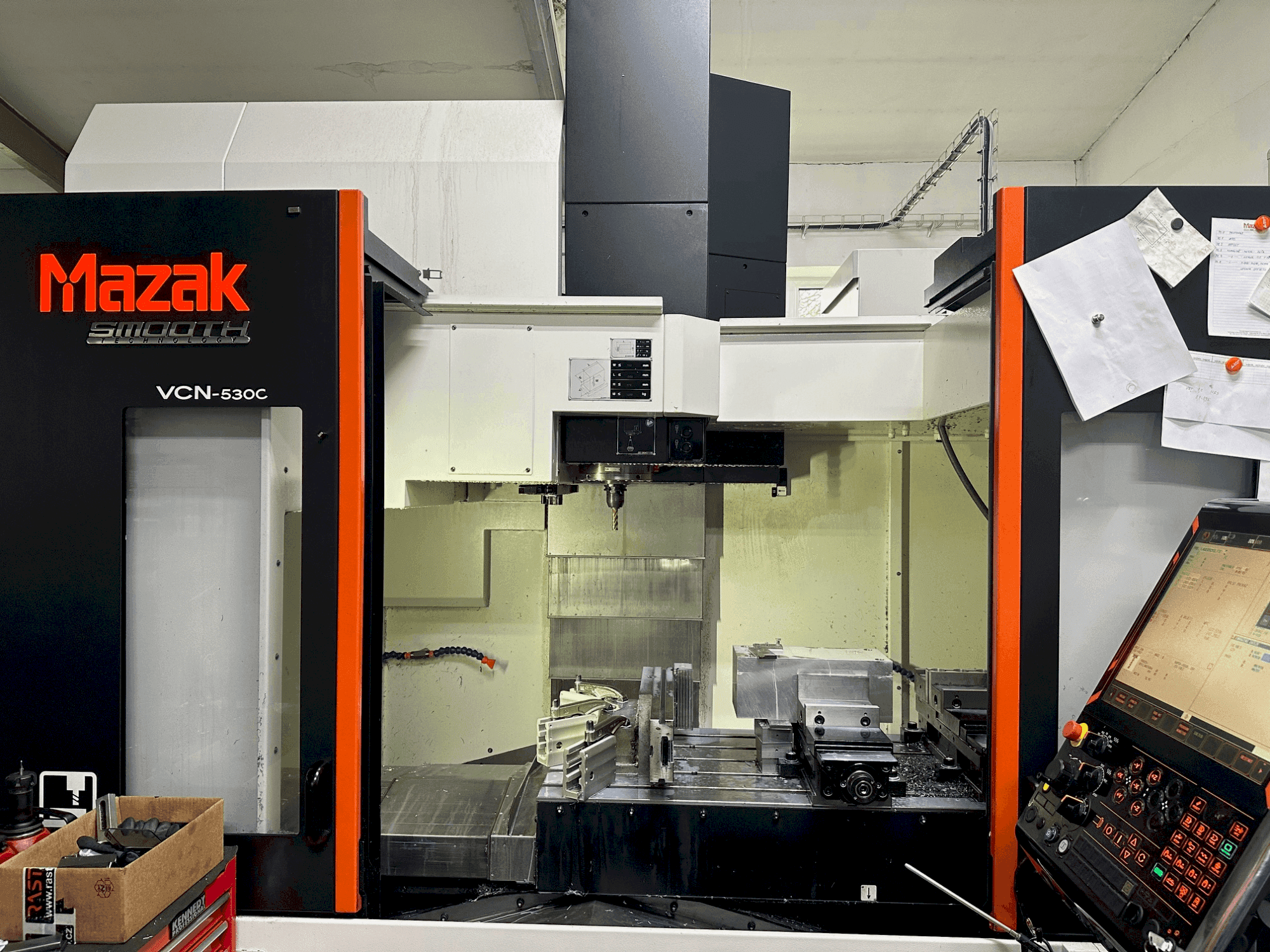 A Mazak VCN-530C gép elölnézete