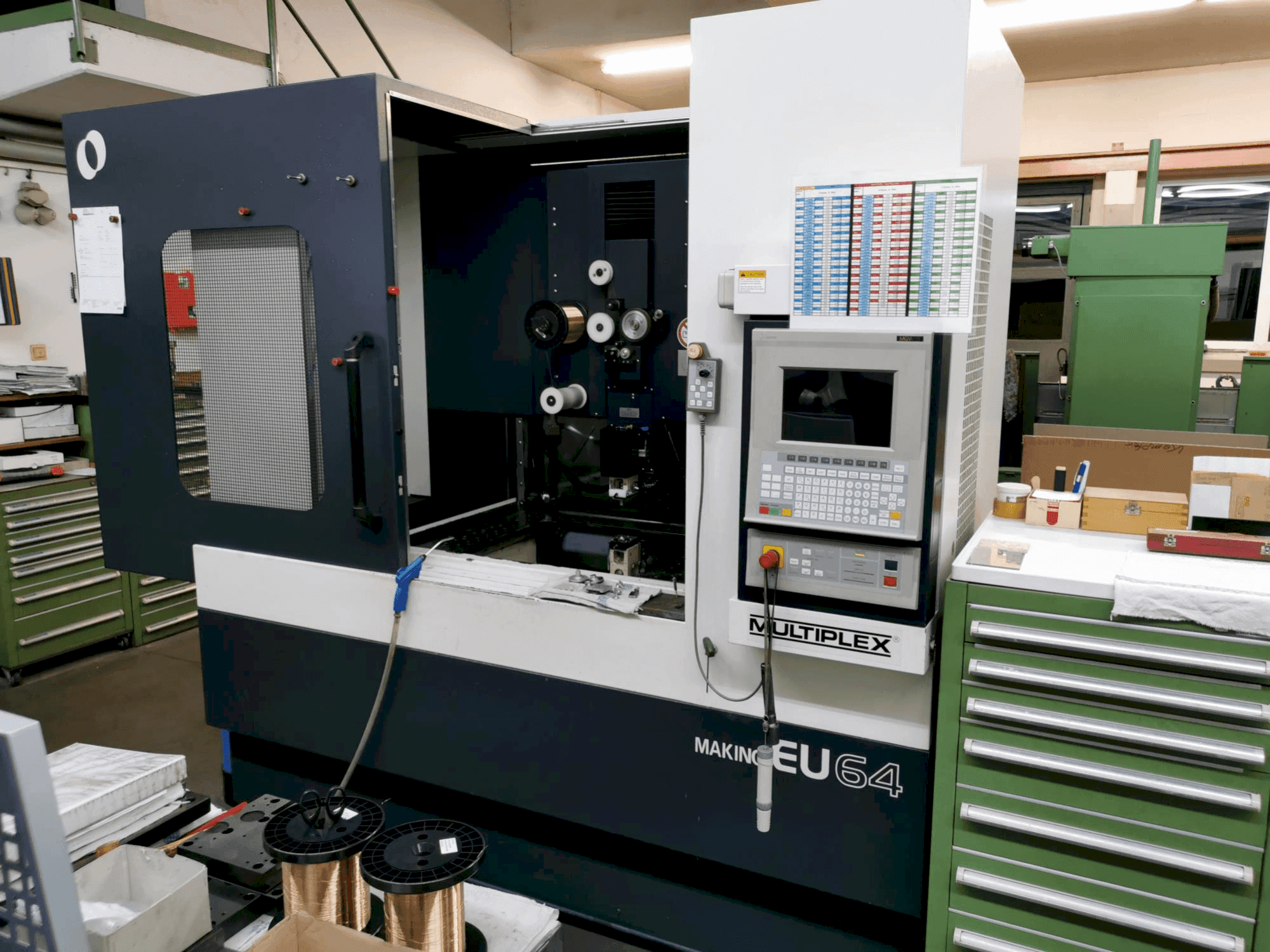 A Makino EU64 gép elölnézete