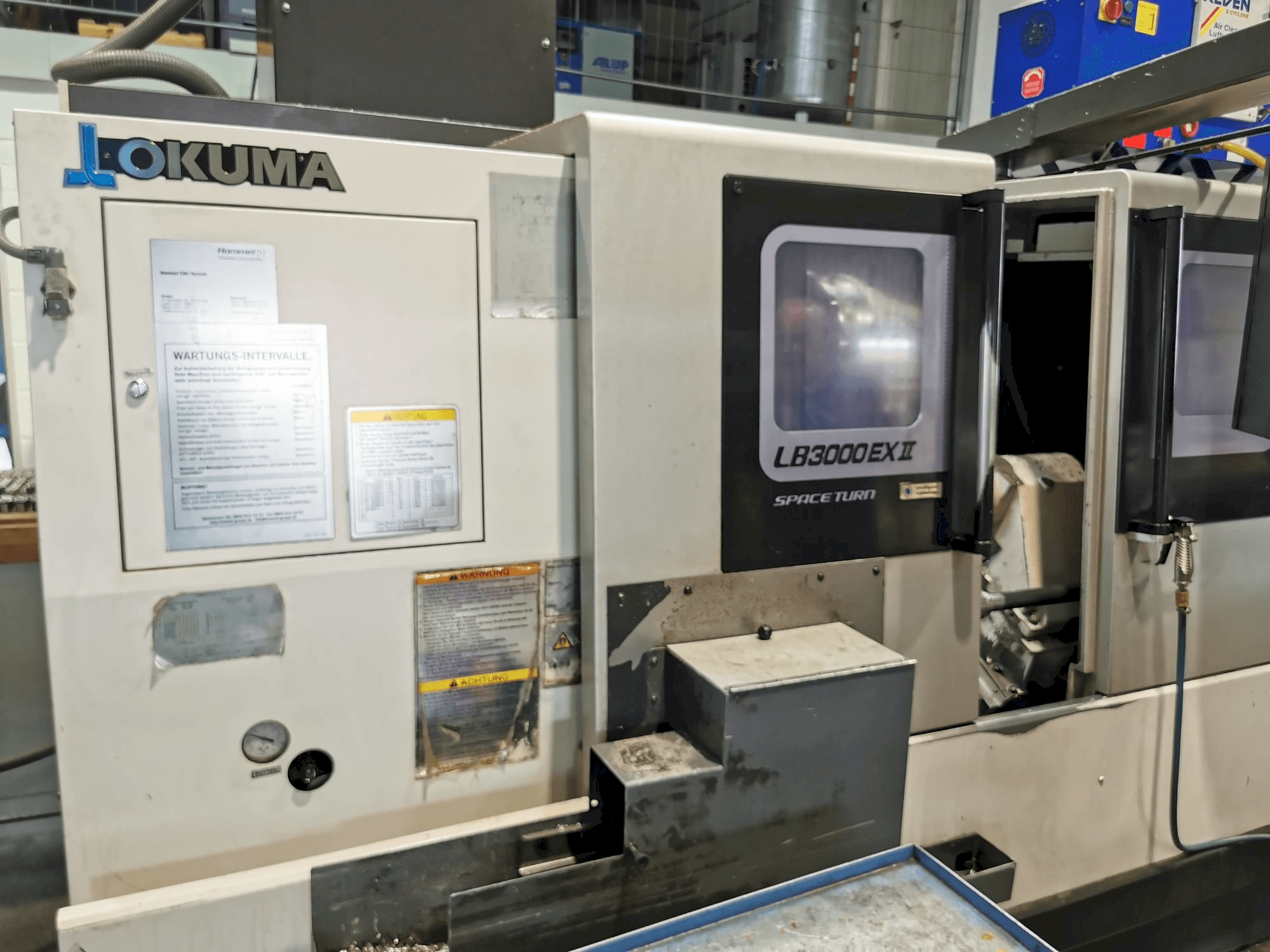 A Okuma LB3000ll EX MC 1000 gép elölnézete