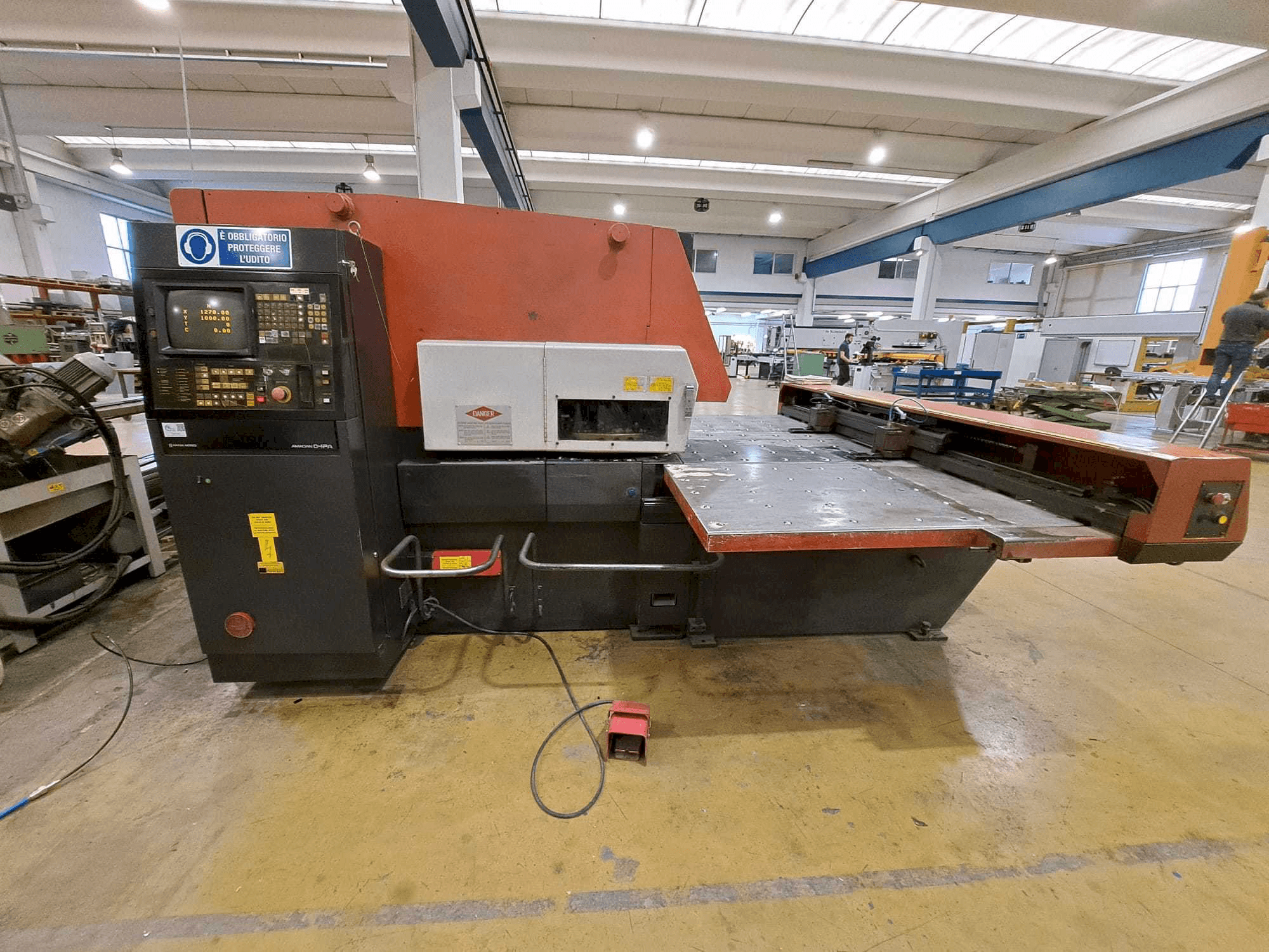 A AMADA ARIES 245 gép elölnézete