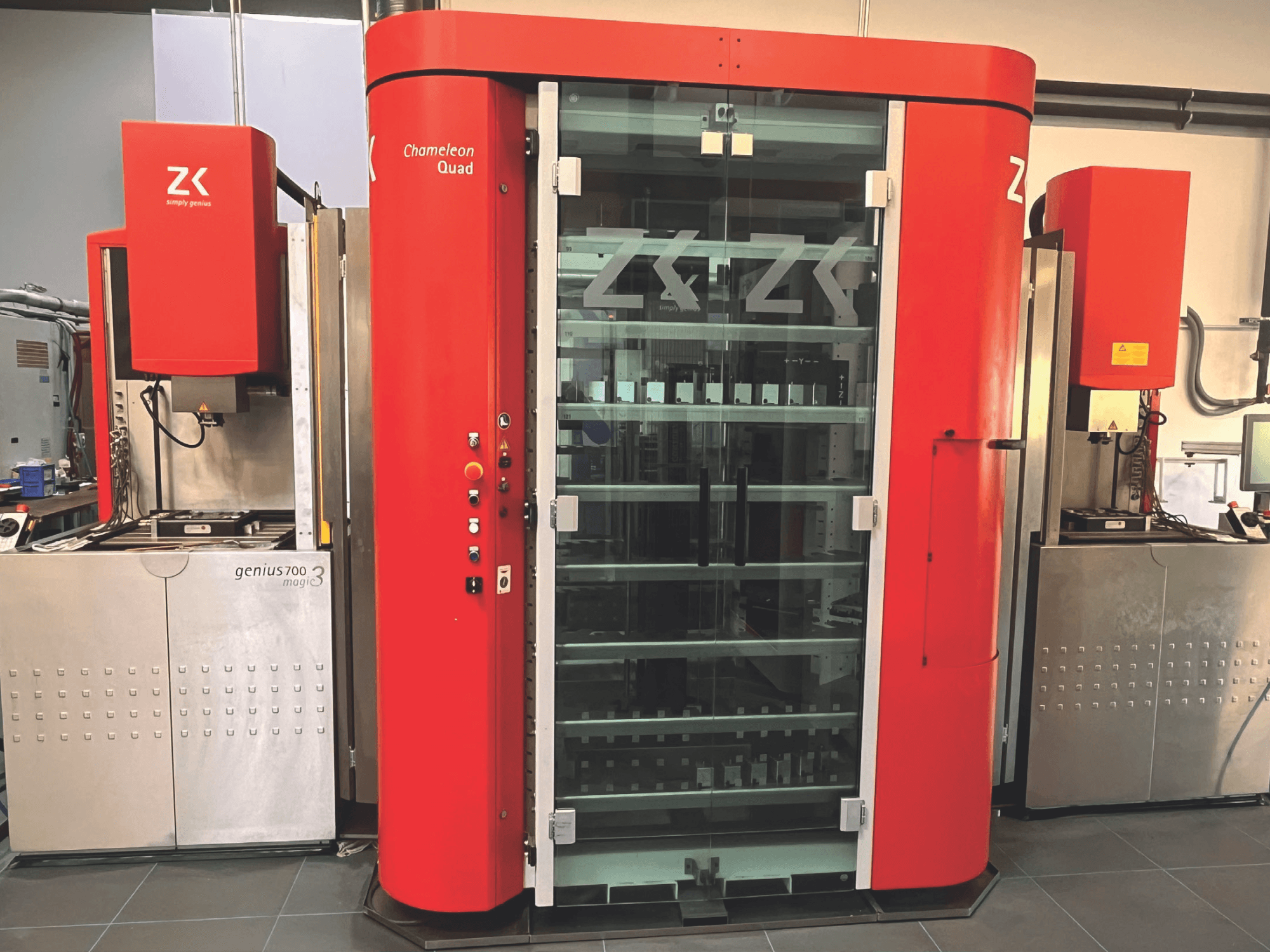 ZK Chameleon Quad, előlnézet, piros külsővel, üvegpolcokkal és a szomszédos Genius 700 Magic 3 egységgel és vezérlőpanellel.