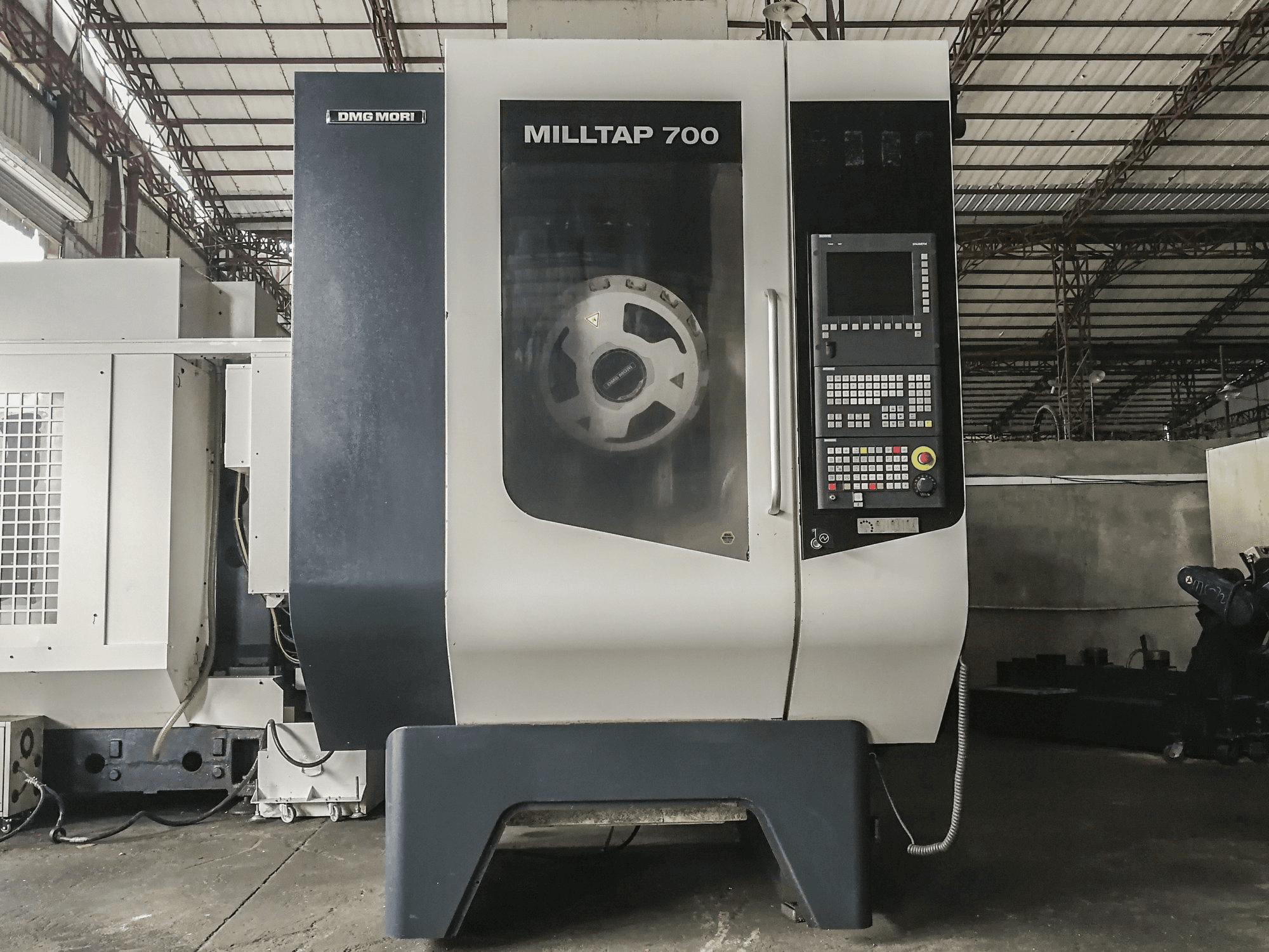A DMG MORI MillTap 700 gép elölnézete