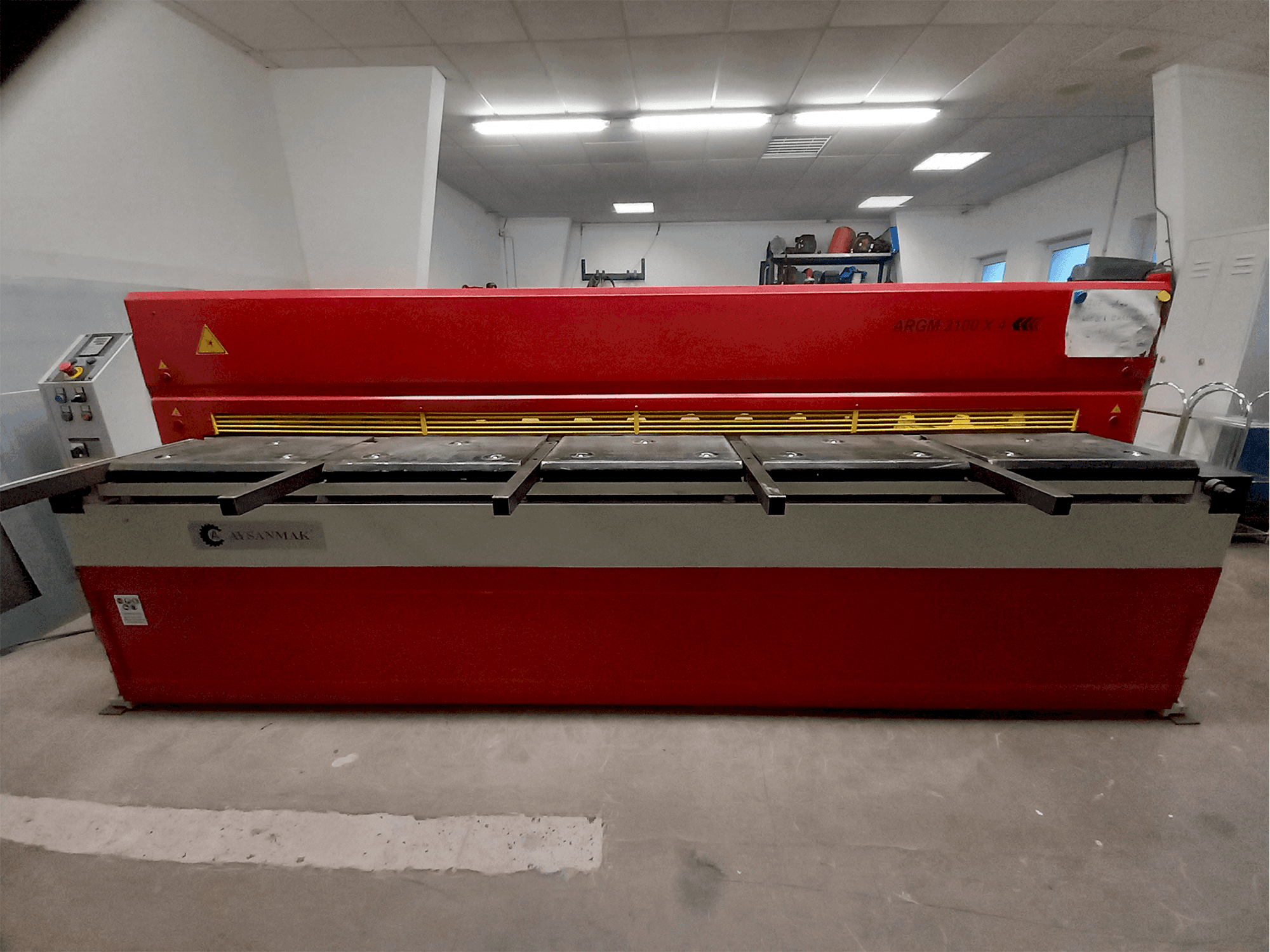 A AYSANMAK ARGM 3100 x 4 gép elölnézete