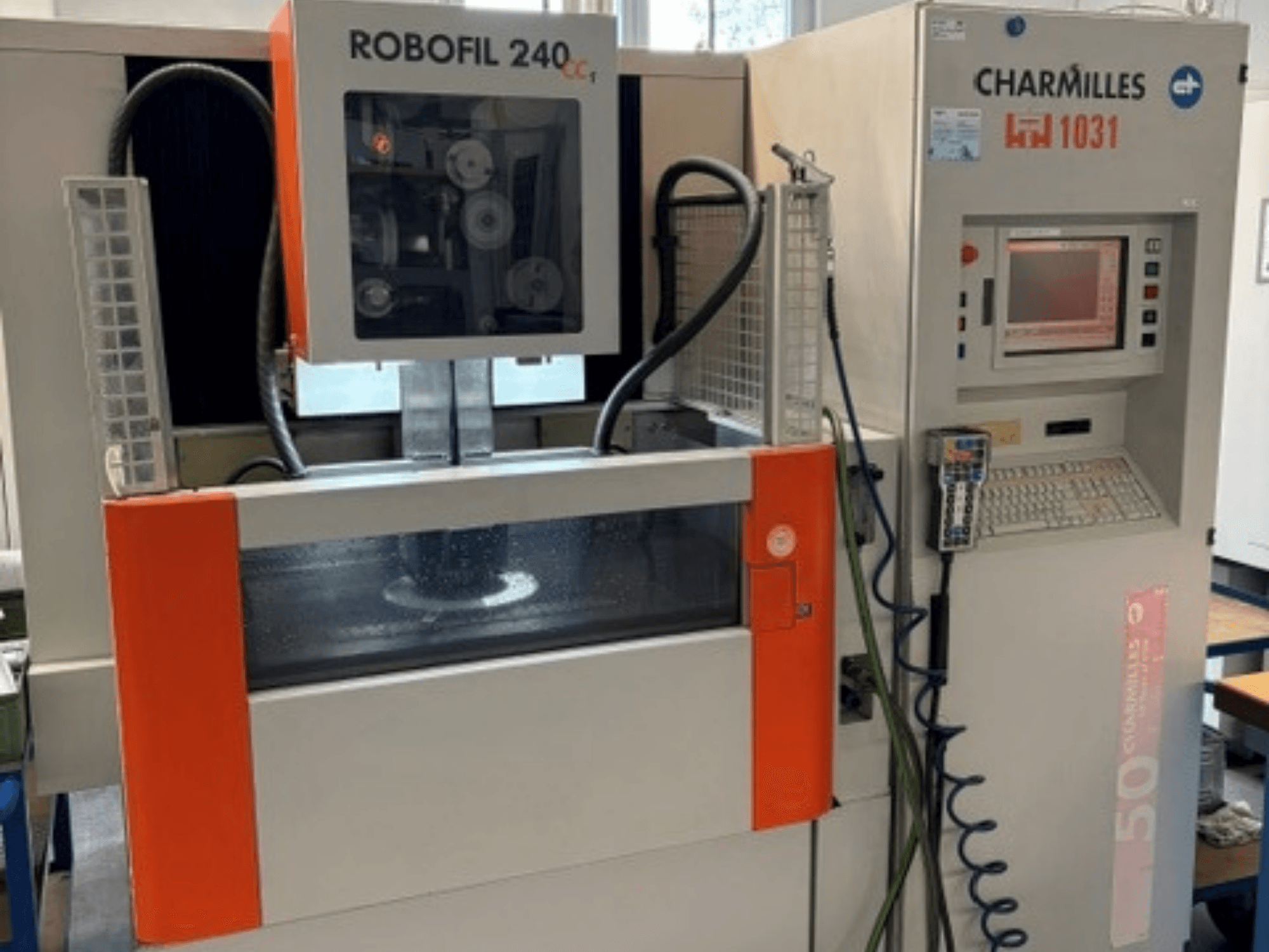 Charmilles Robofil 240 CC huzalos szikraforgácsoló gép, elölnézet, amelyen látható a vezérlőpanel és a víztartály környéke.