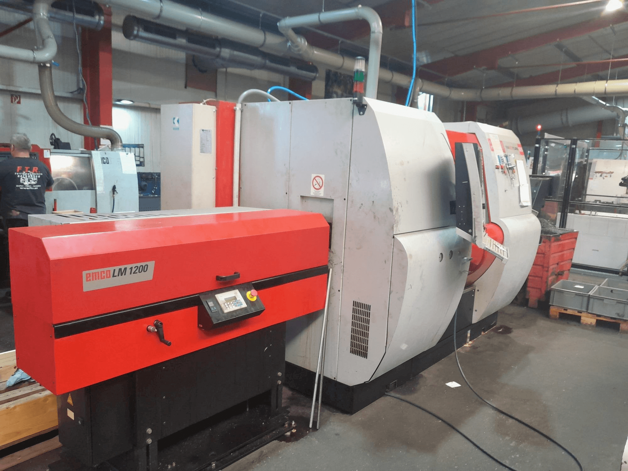 A EMCO MAX Turn 65 gép elölnézete