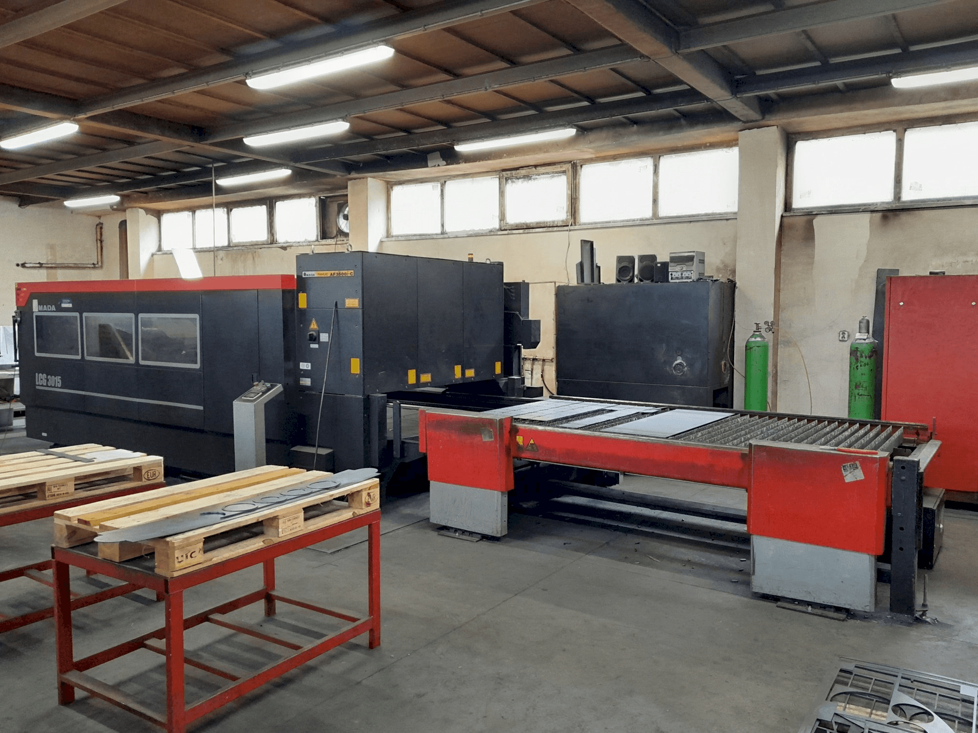 A AMADA LCG 3015 gép elölnézete