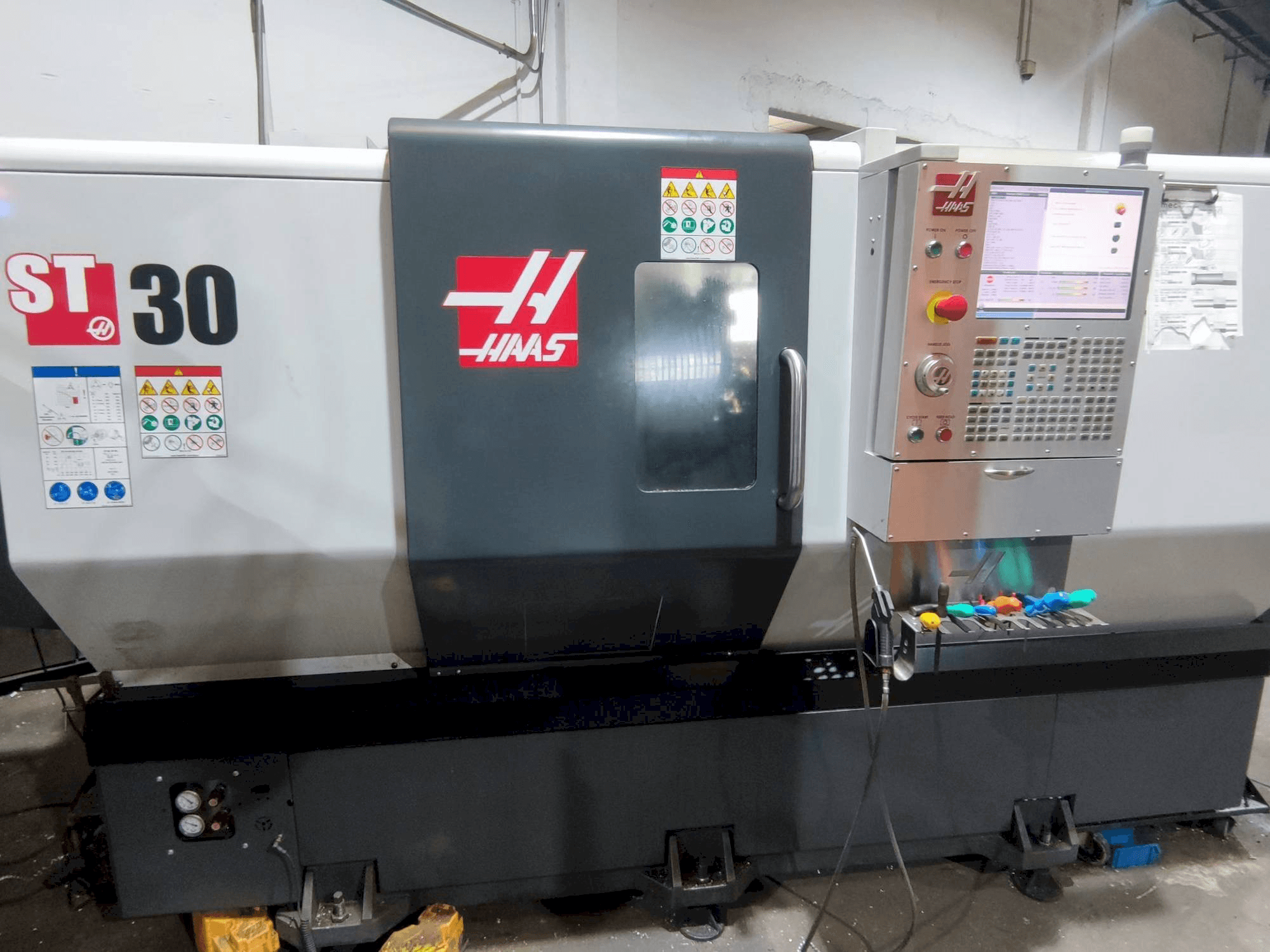 A HAAS ST-30 gép elölnézete