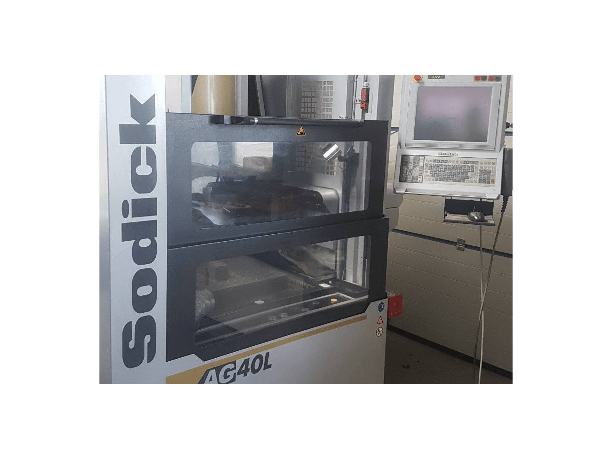 A Sodick AG40L gép elölnézete