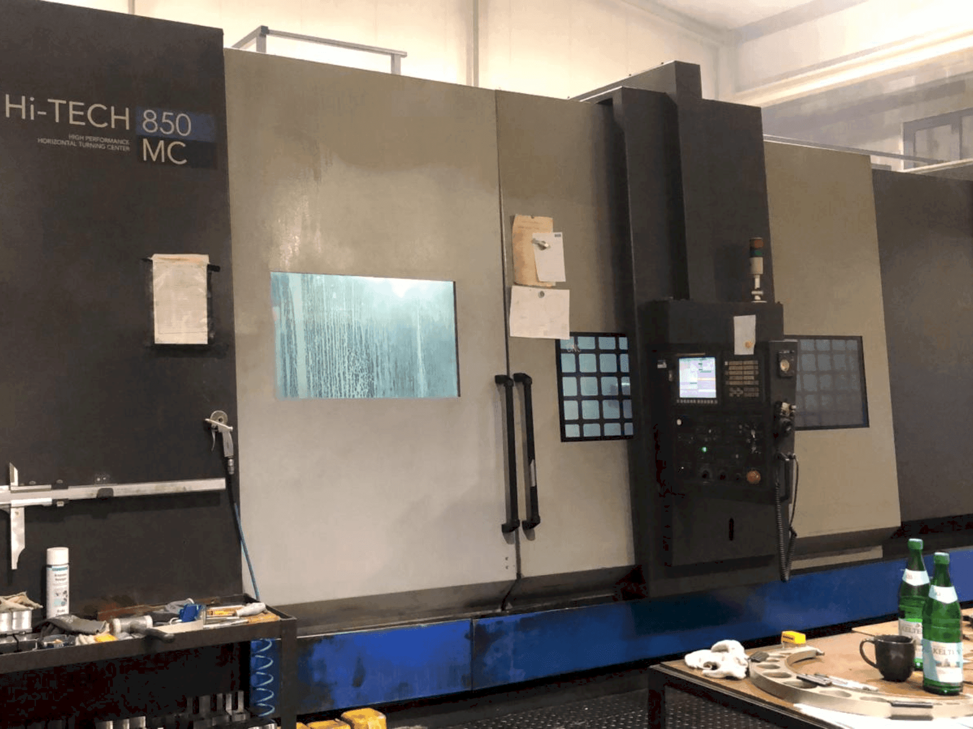 A HWACHEON Hi-Tech 350 gép elölnézete