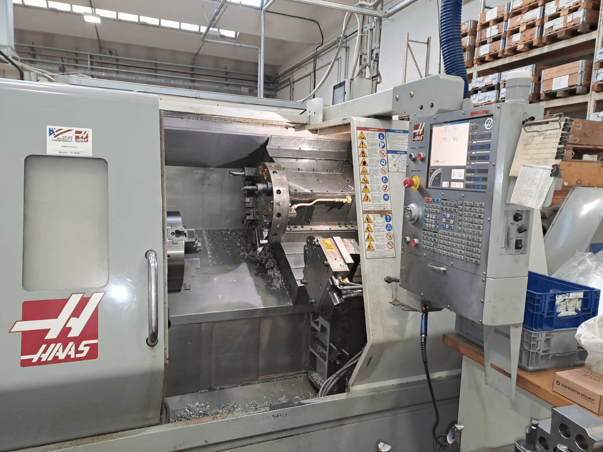 A HAAS SL30 gép elölnézete