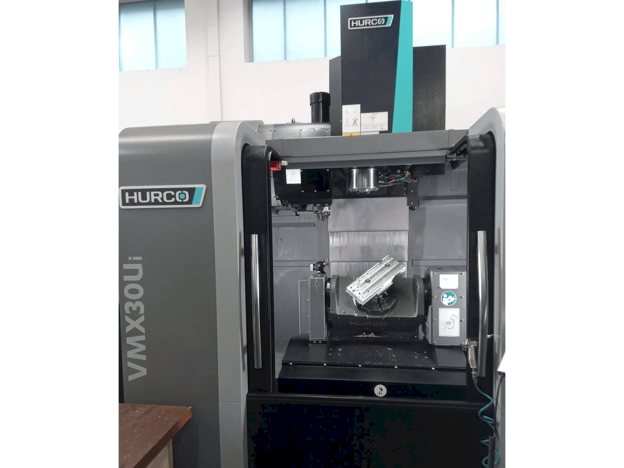 A Hurco VMX 30ui gép elölnézete