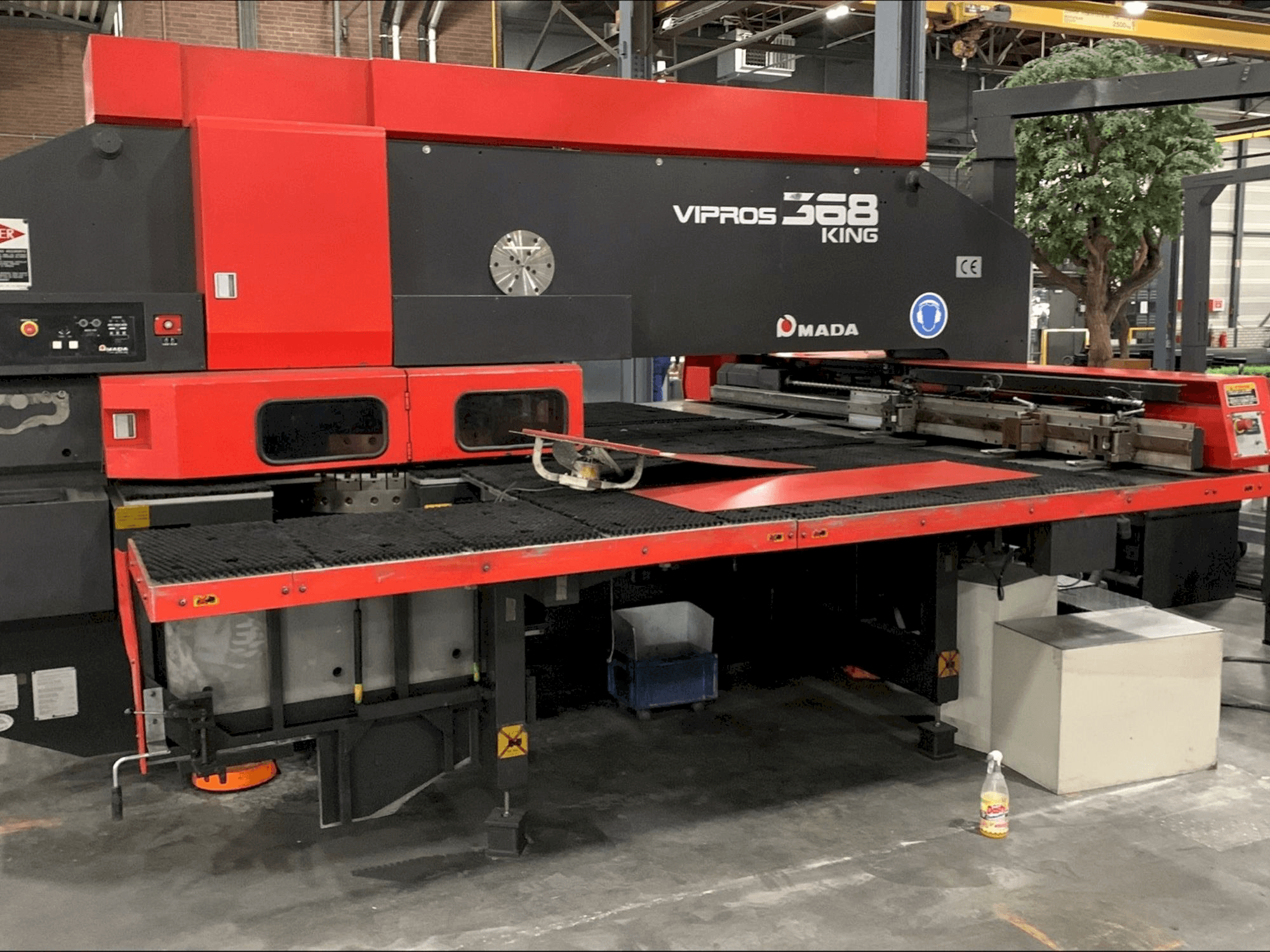 A AMADA Vipros 368 King gép elölnézete