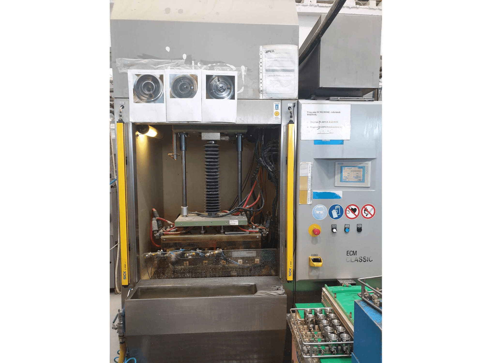 A Extrude Hone Classic 1A-450-43-P-M gép elölnézete