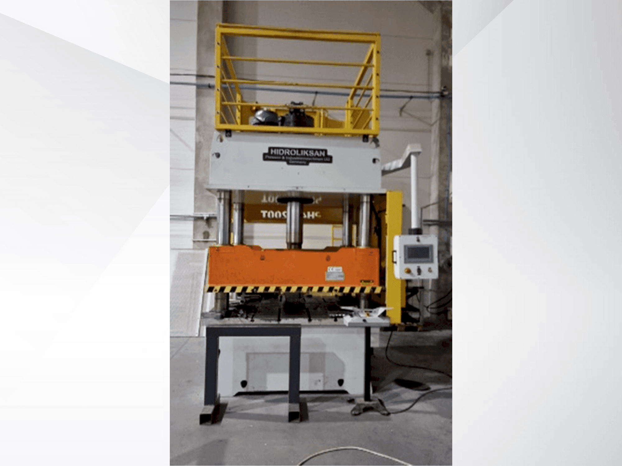 A HIDROLIKSAN PH4C 200T gép elölnézete