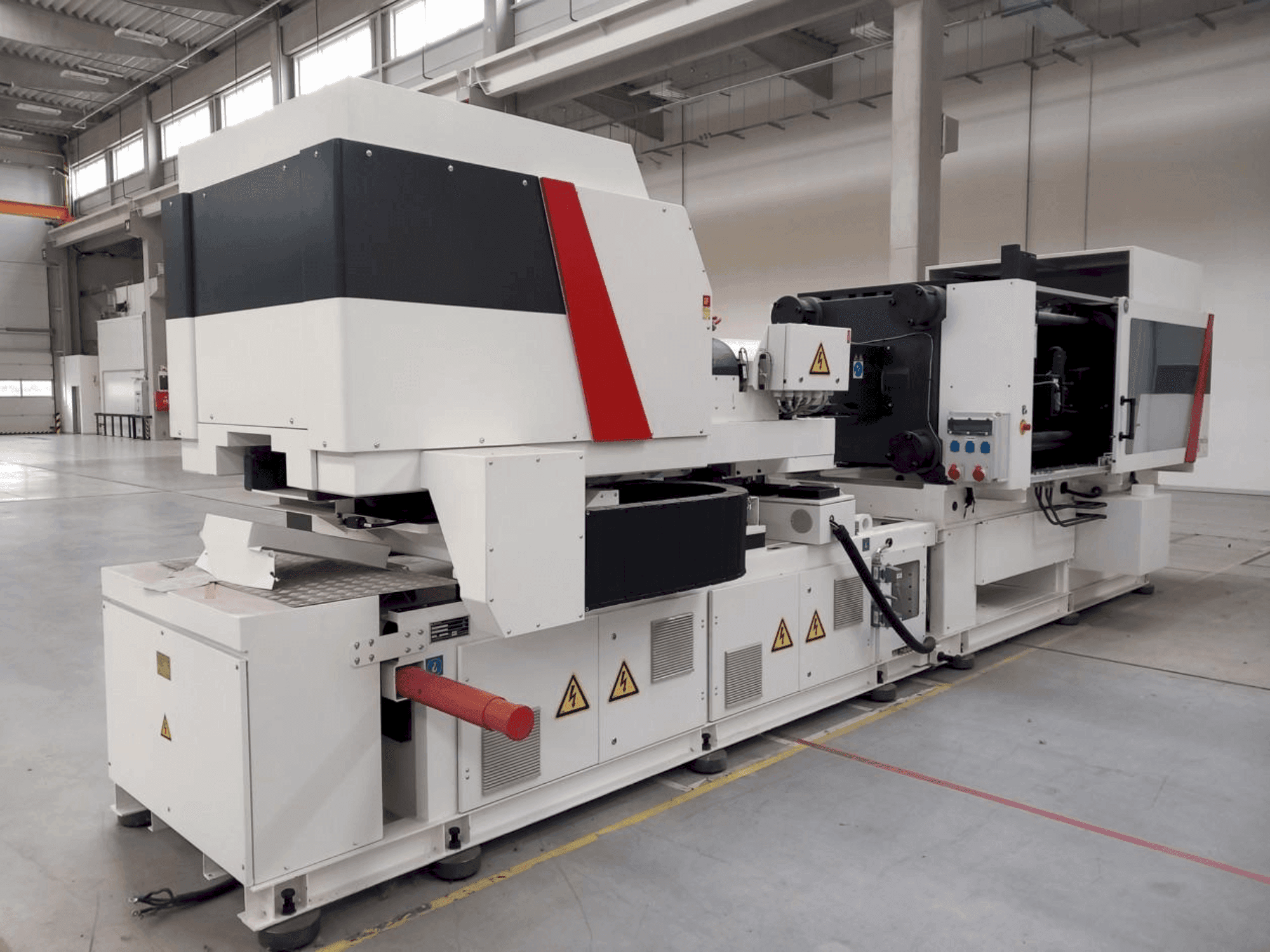 A Milacron Elektron Evo 350 gép elölnézete