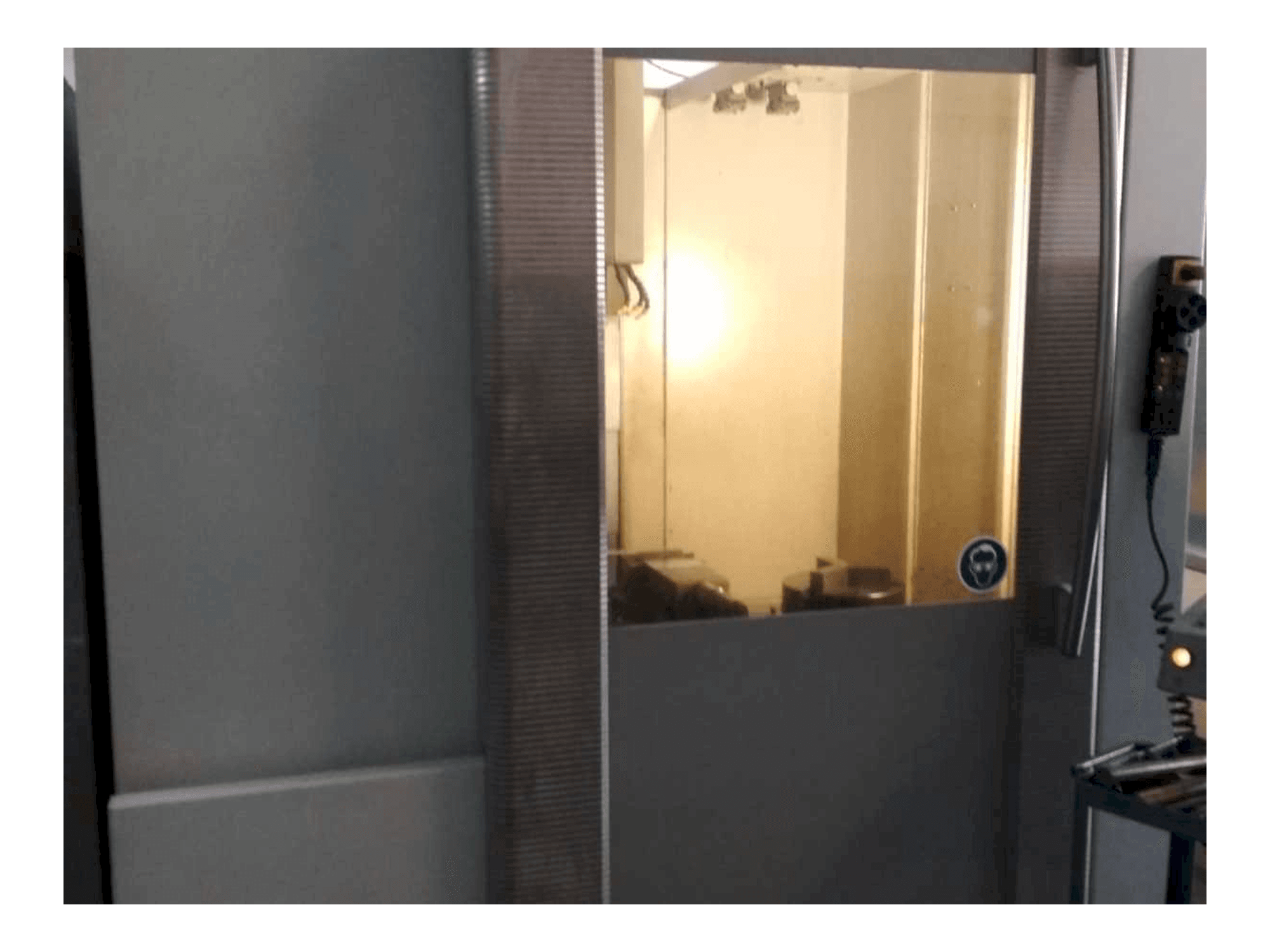 A DECKEL MAHO DMC 63V gép elölnézete