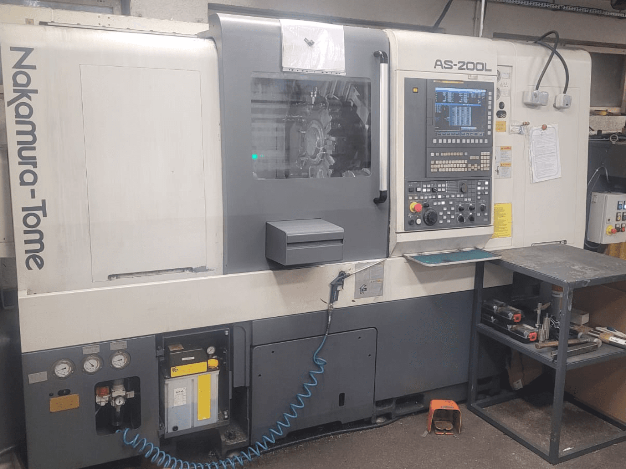 NAKAMURA-TOME AS-200L vízszintes esztergagép, elölnézetben a vezérlőpanel, az orsó és a gép jellemzői.