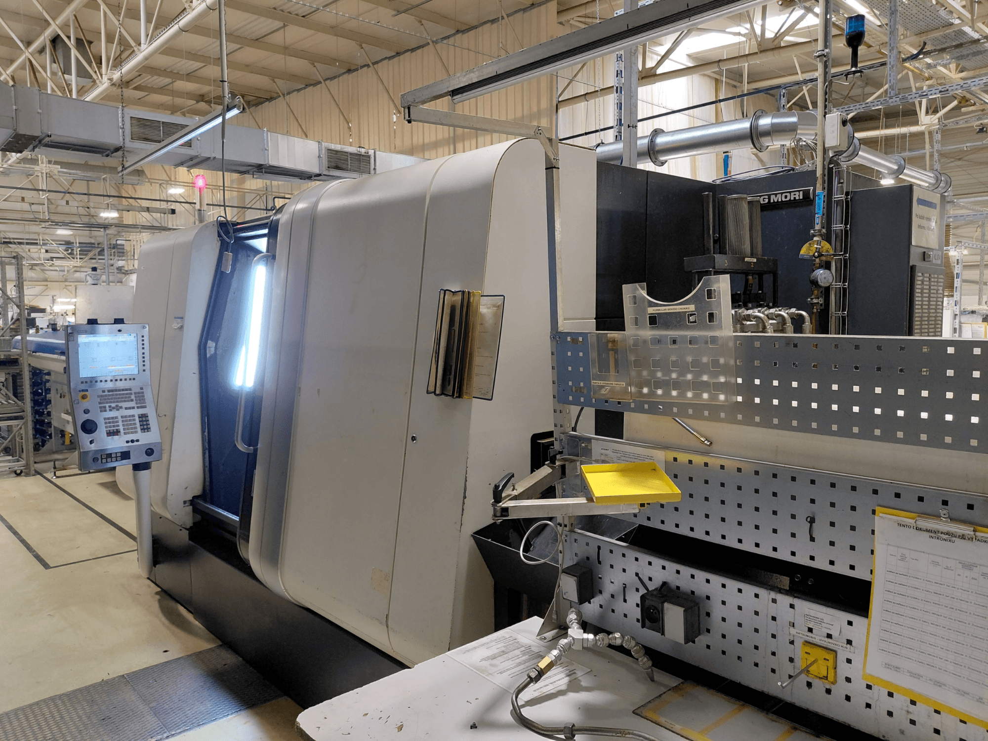 DMG MORI Sprint 65 lineáris többorsós esztergagép, elölnézetből, a vezérlőpanel és a gép jellemzői.