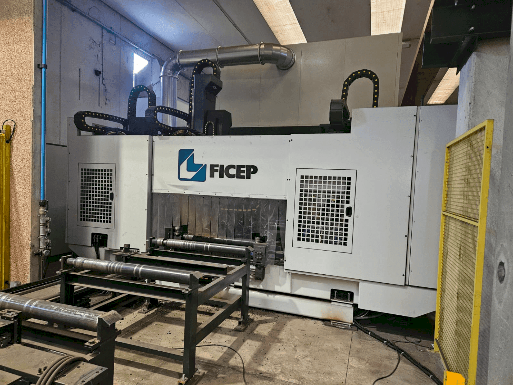 A FICEP VALIANT 1004 VLFRC gép elölnézete