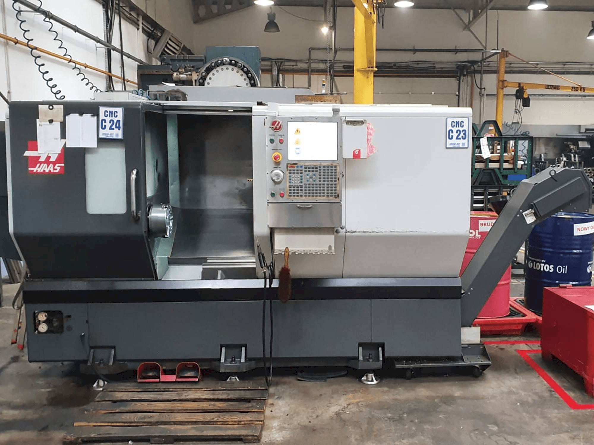 A HAAS ST-30 gép elölnézete