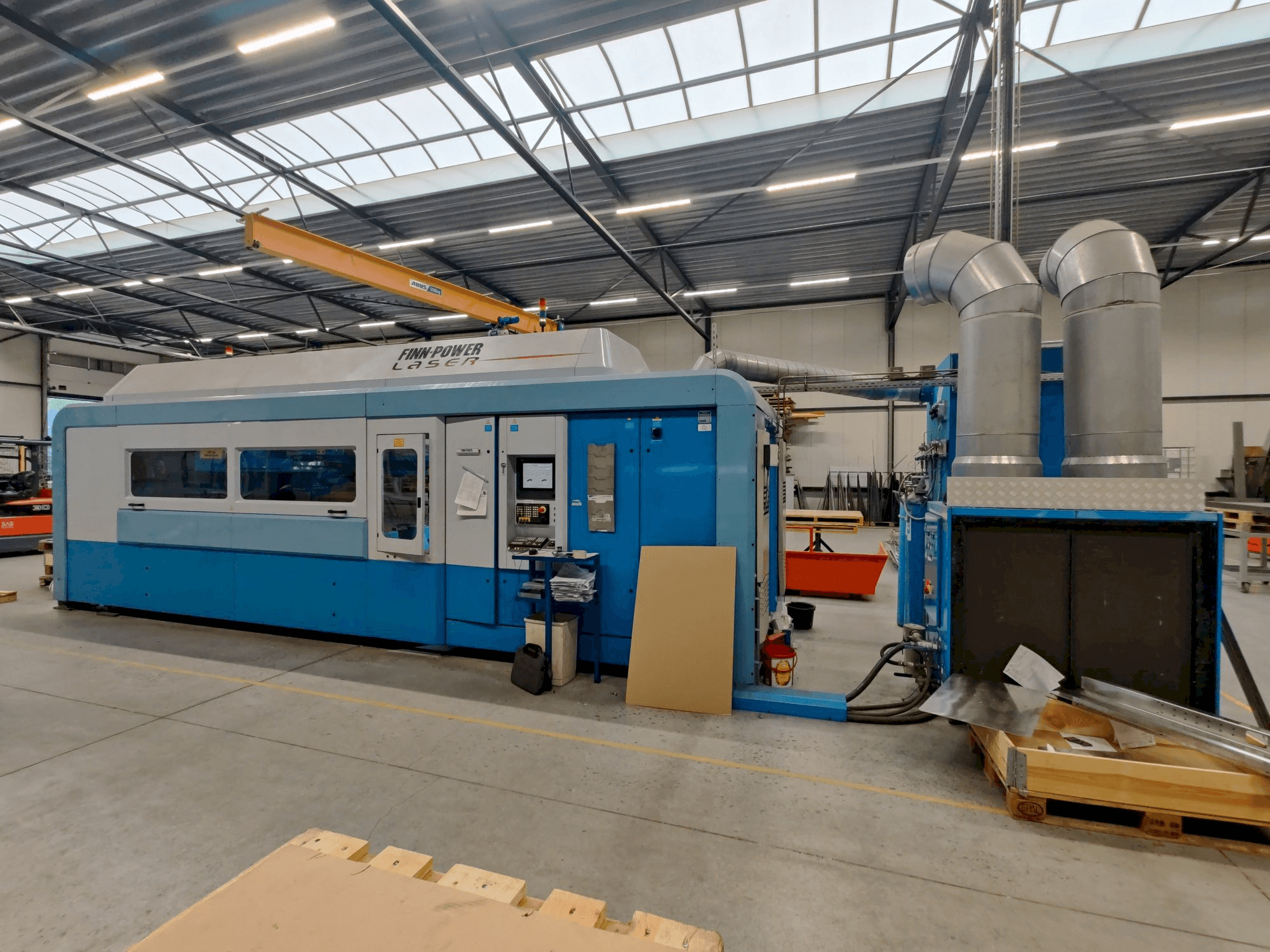 A Finn-Power FPL6-B gép elölnézete