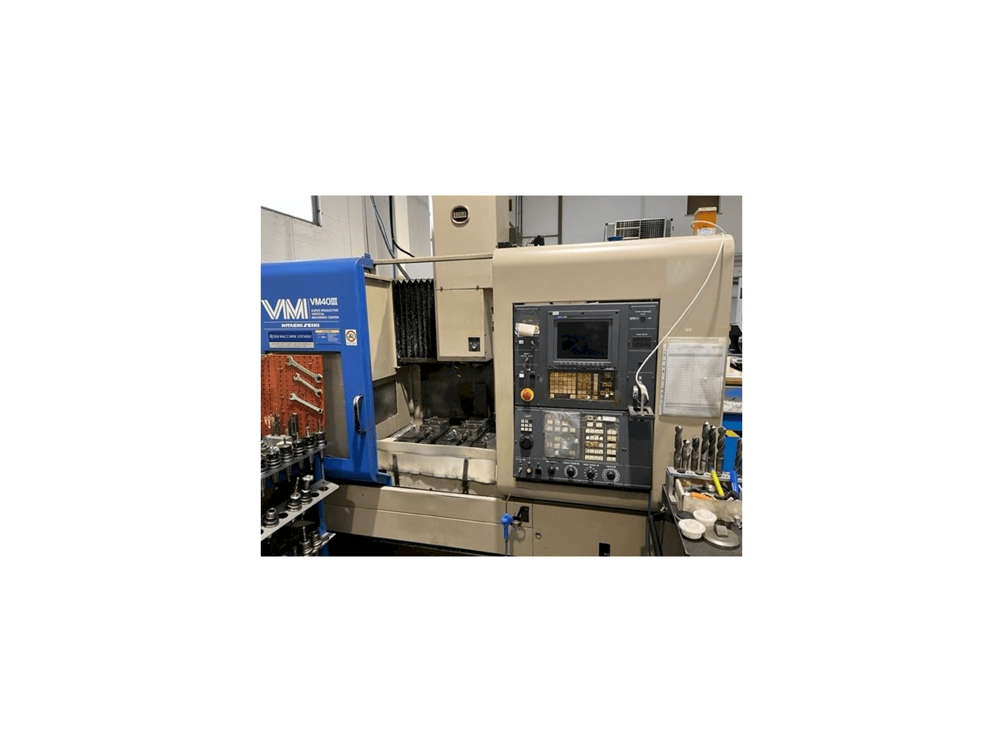 A HITACHI SEIKI VM40 gép elölnézete