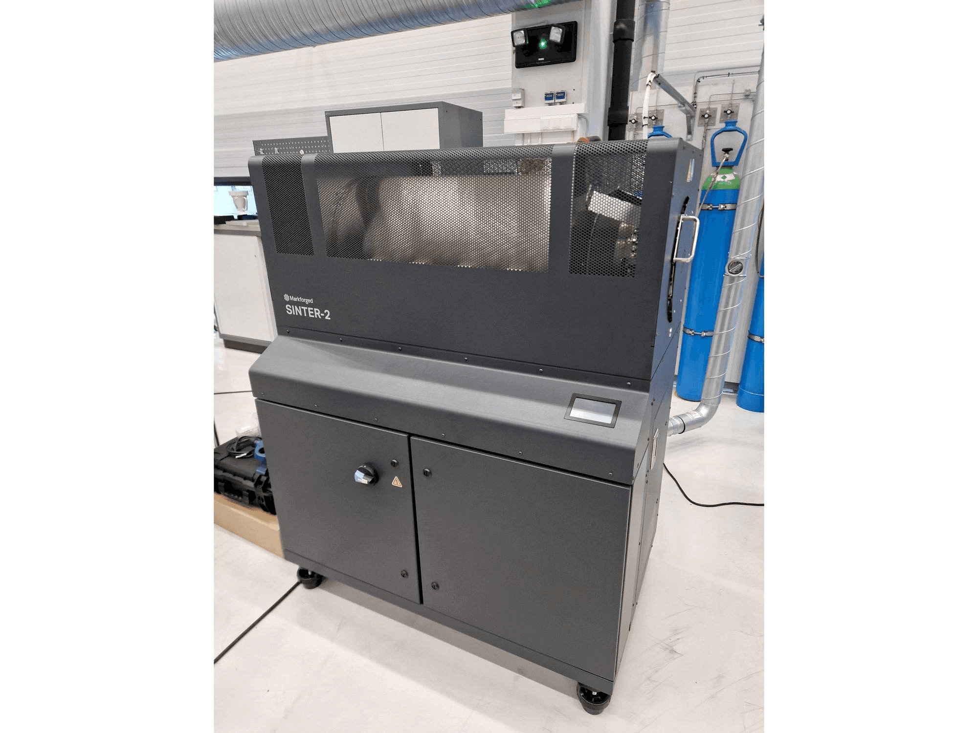 A MARKFORGED Metal X gép elölnézete