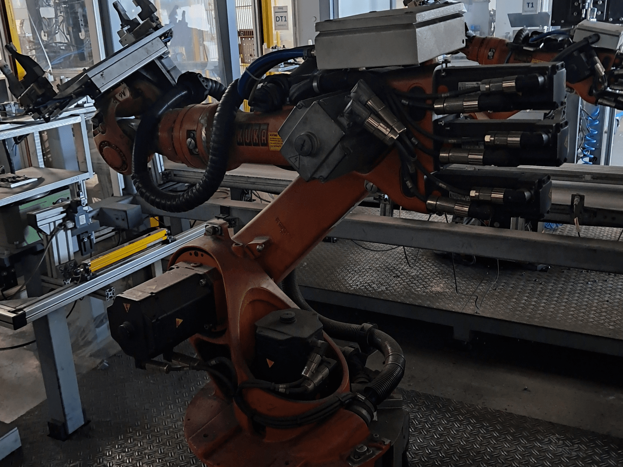 KUKA KR 16-2 robotkar KRC 4 vezérlővel, oldalnézet, amelyen láthatók az ízületek, a kábelek és a szerszám rögzítése.