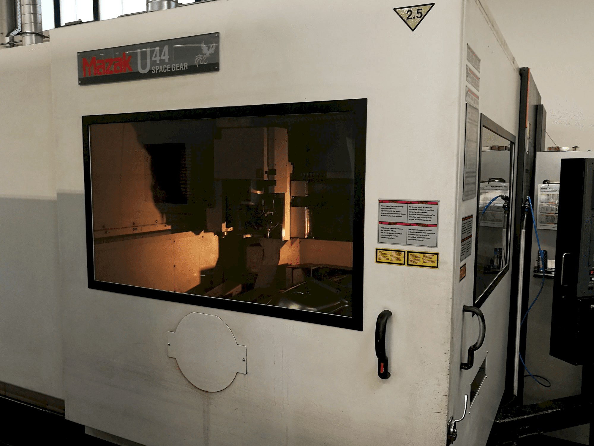 A Mazak Space Gear-U44 gép bal oldali nézete