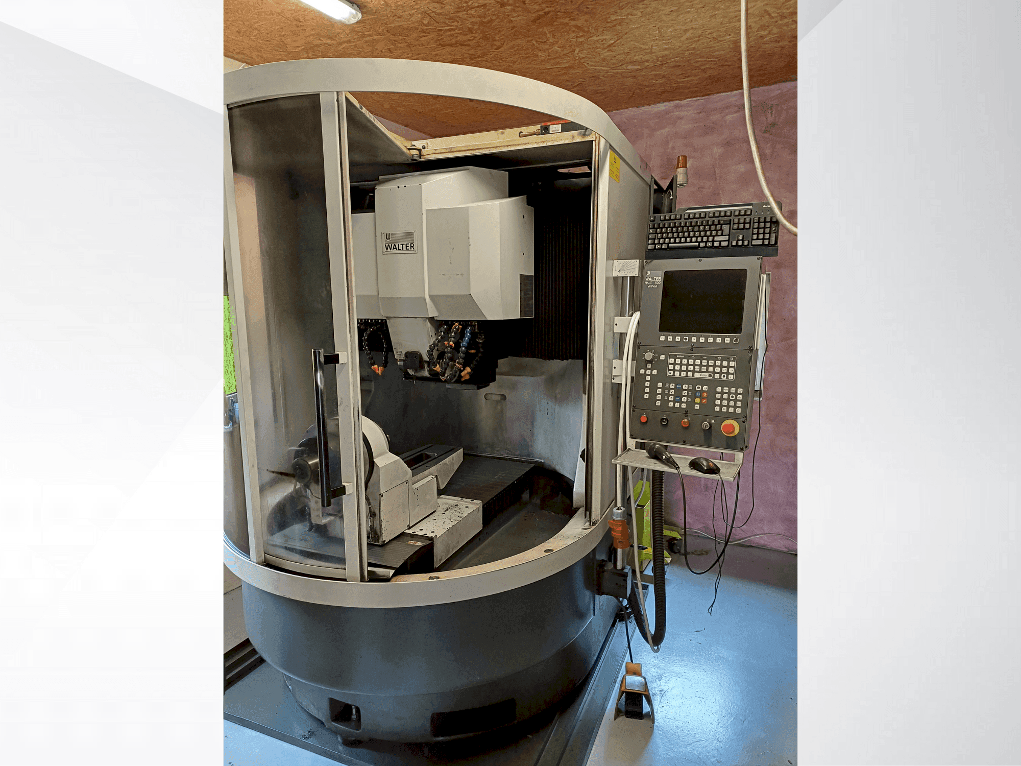 A WALTER Helitronic Power Regrinder gép elölnézete