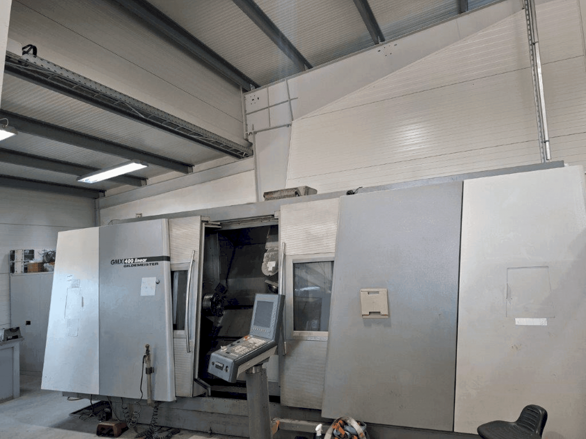 A DMG Gildemeister GMX 400 linear gép elölnézete