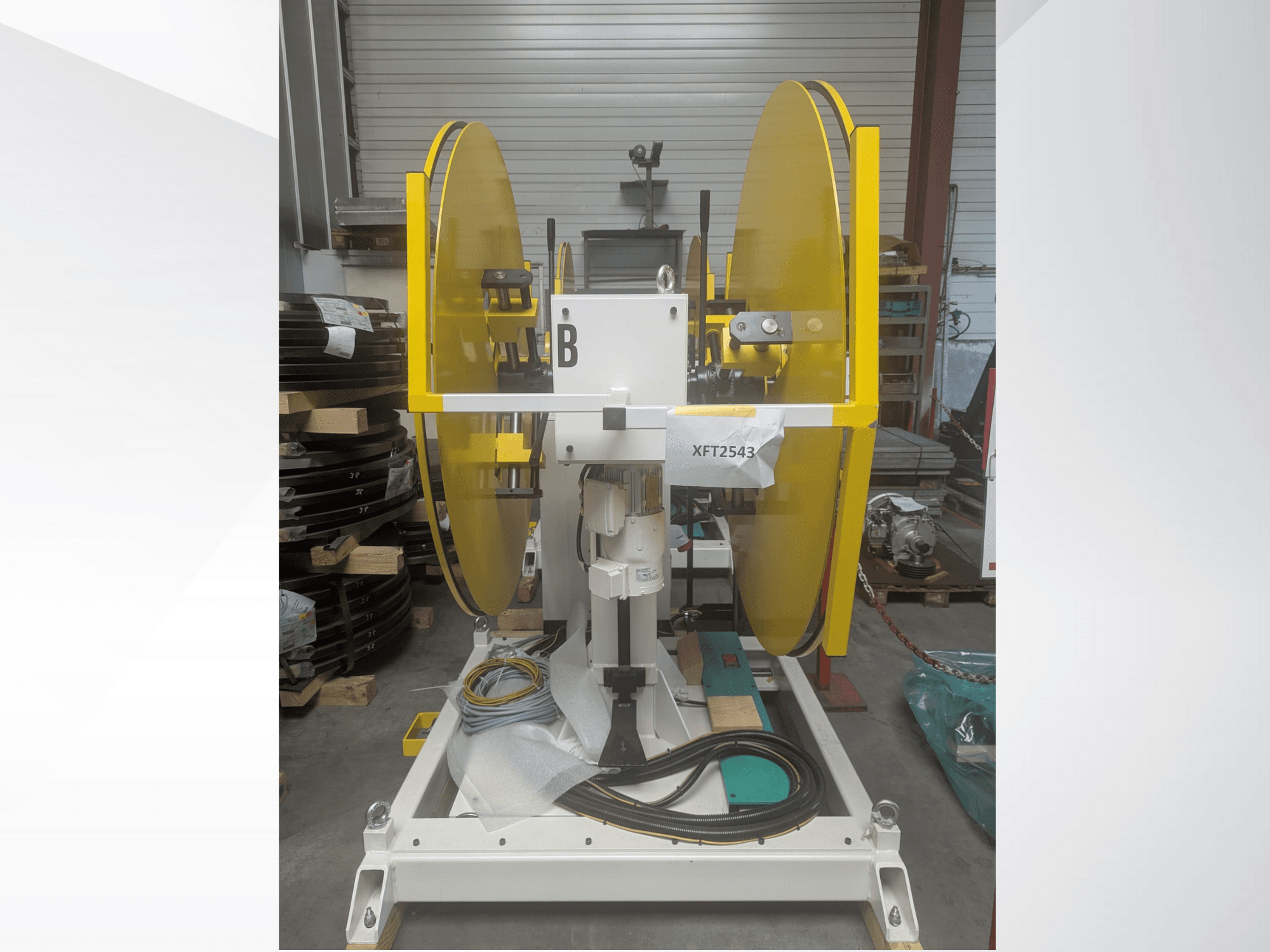 Sárga körfűrészlapok fehér gépalapra szerelve, elölnézetben; XFT2543 modell, látható vezetékekkel és alkatrészekkel.