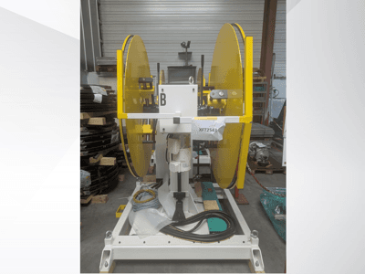 Sárga körfűrészlapok fehér gépalapra szerelve, elölnézetben; XFT2543 modell, látható vezetékekkel és alkatrészekkel.