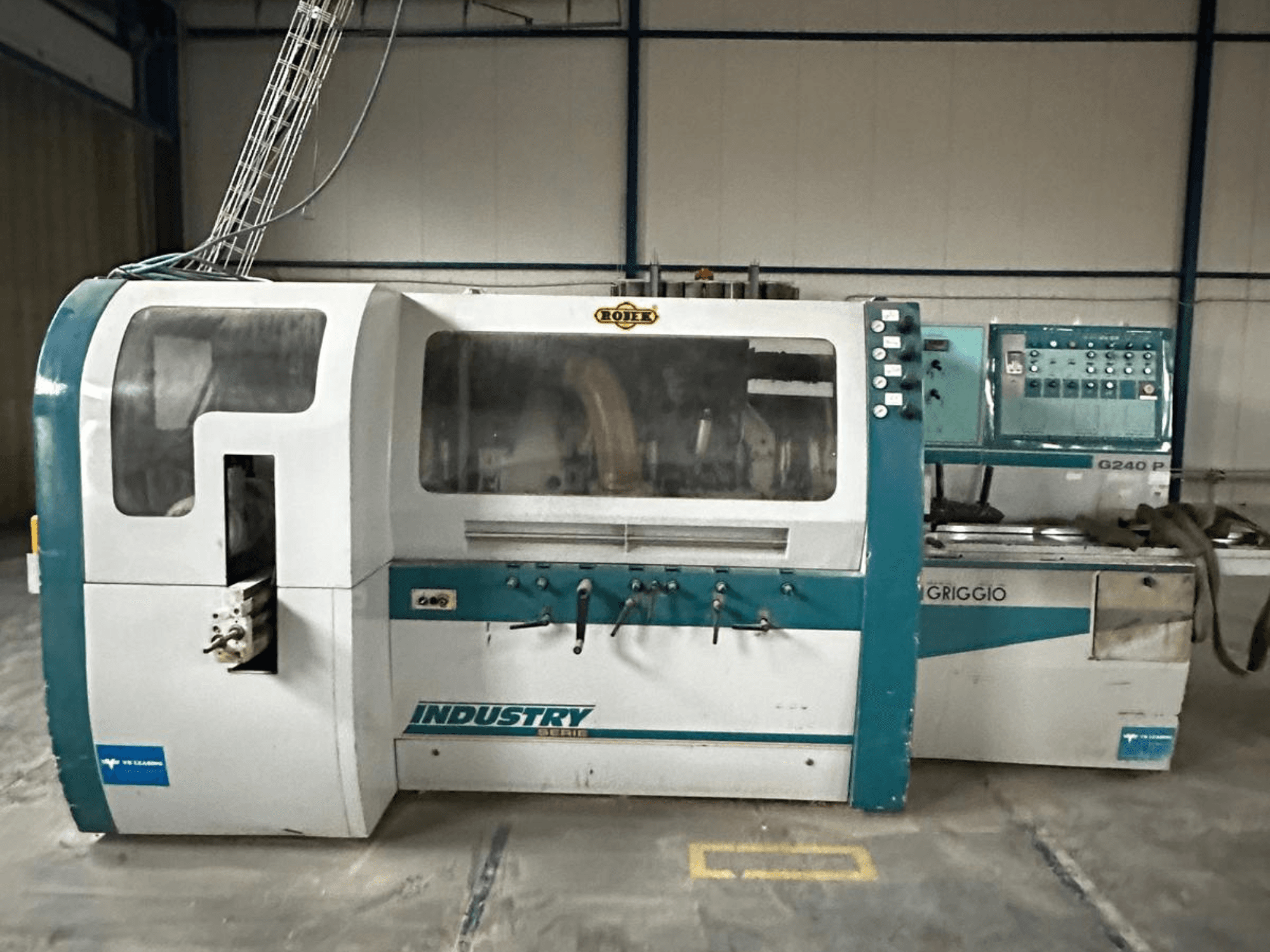 Griggio Industry G240 P gép, előlnézet, vezérlőpanel és a belső mechanizmusokat bemutató átlátszó burkolat.