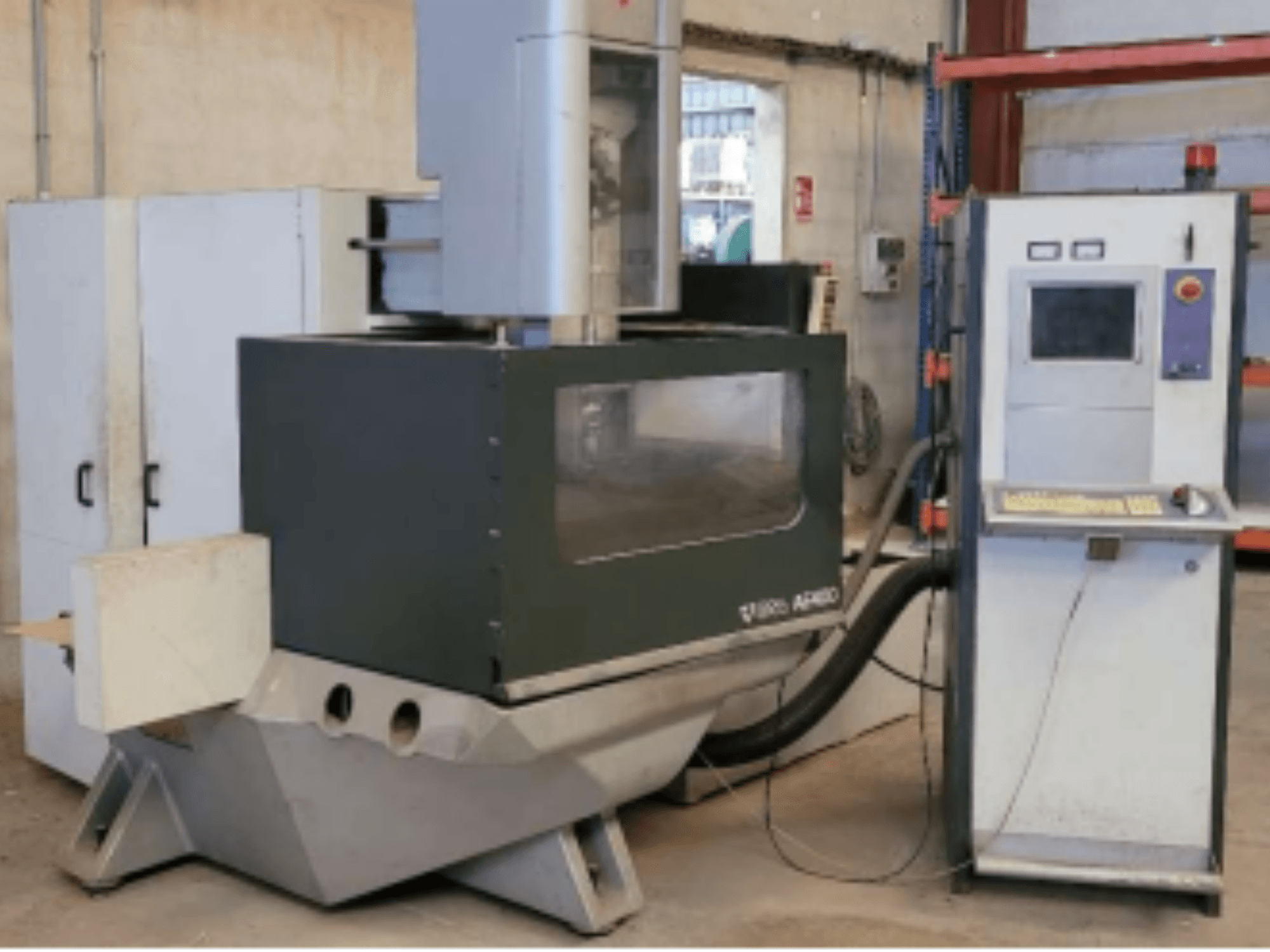 ONA AE 400 huzalos szikraforgácsoló gép műhelyben, jobb oldali vezérlőpanellel és nagy vágási területtel.