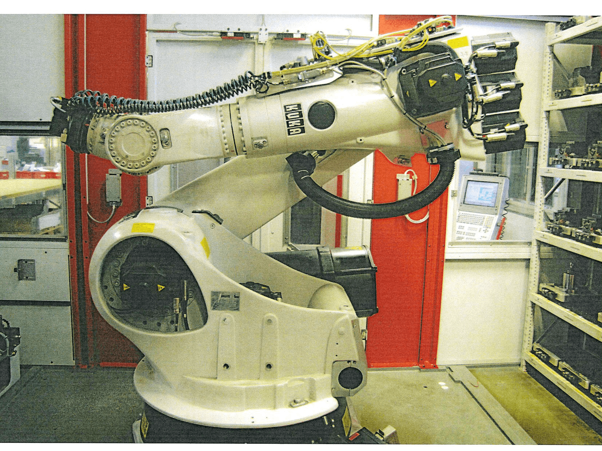 A KUKA KR 150-2 2000 gép oldalnézete