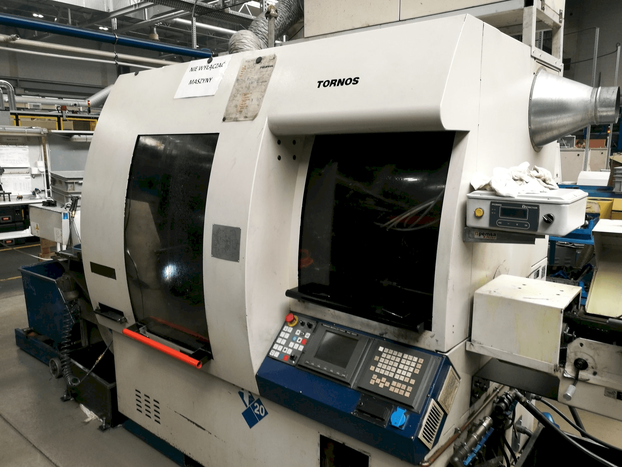 A Tornos Deco-2000/20 gép elölnézete