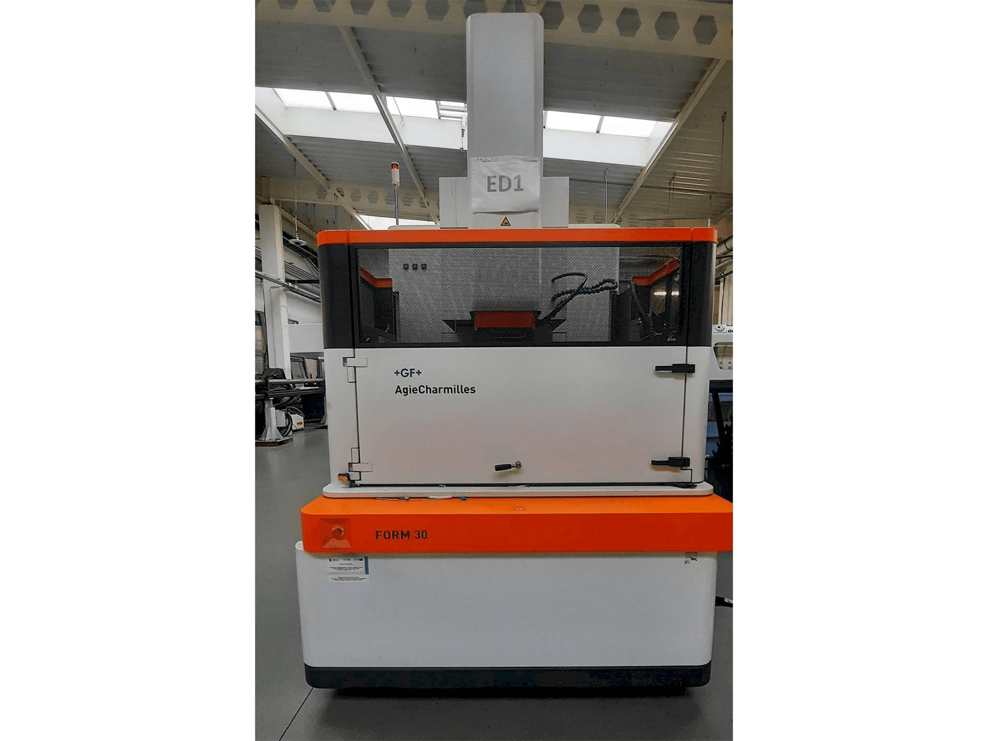 A AgieCharmilles FORM 30 gép elölnézete