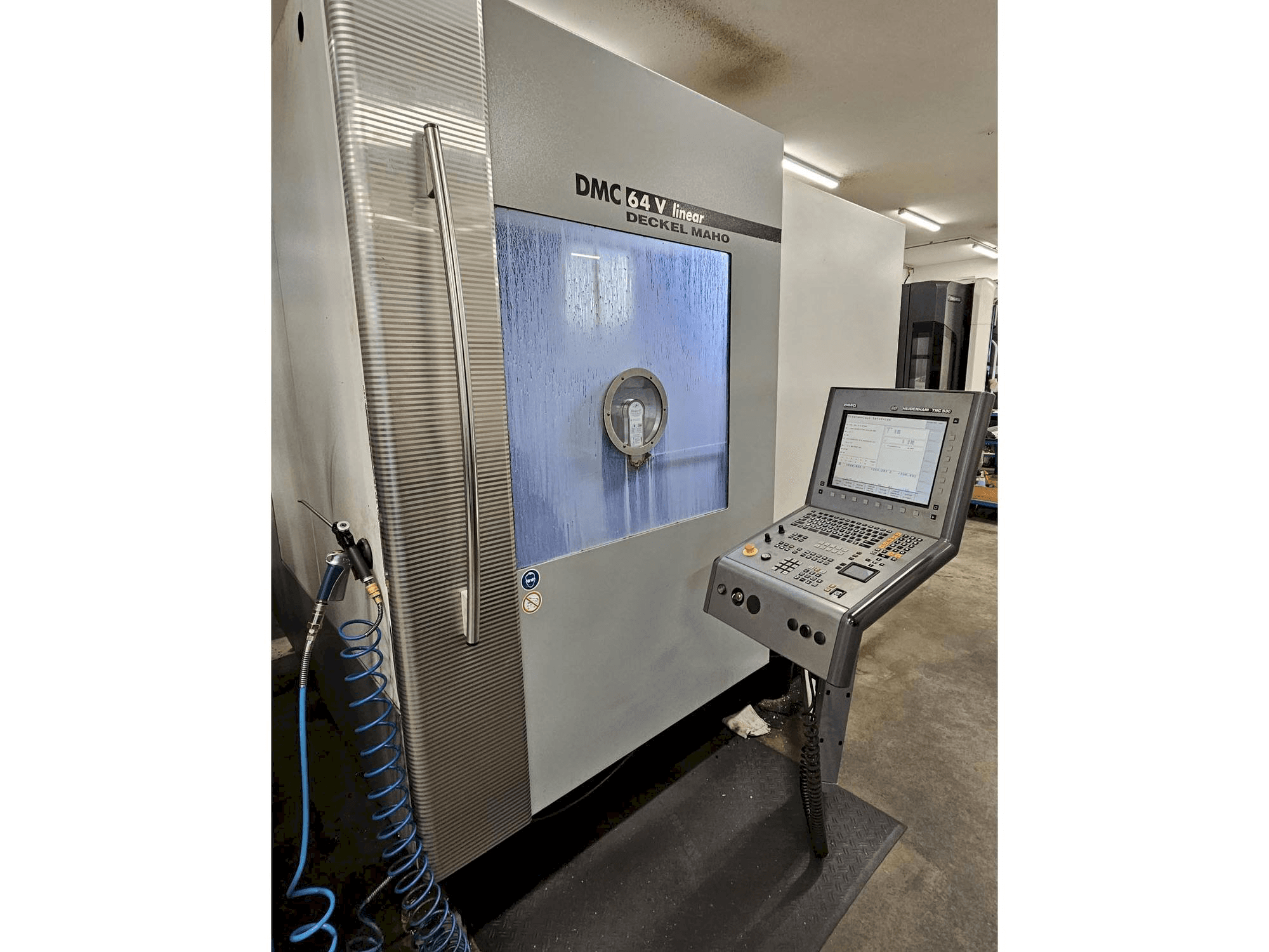 A DMG DMC64V gép elölnézete