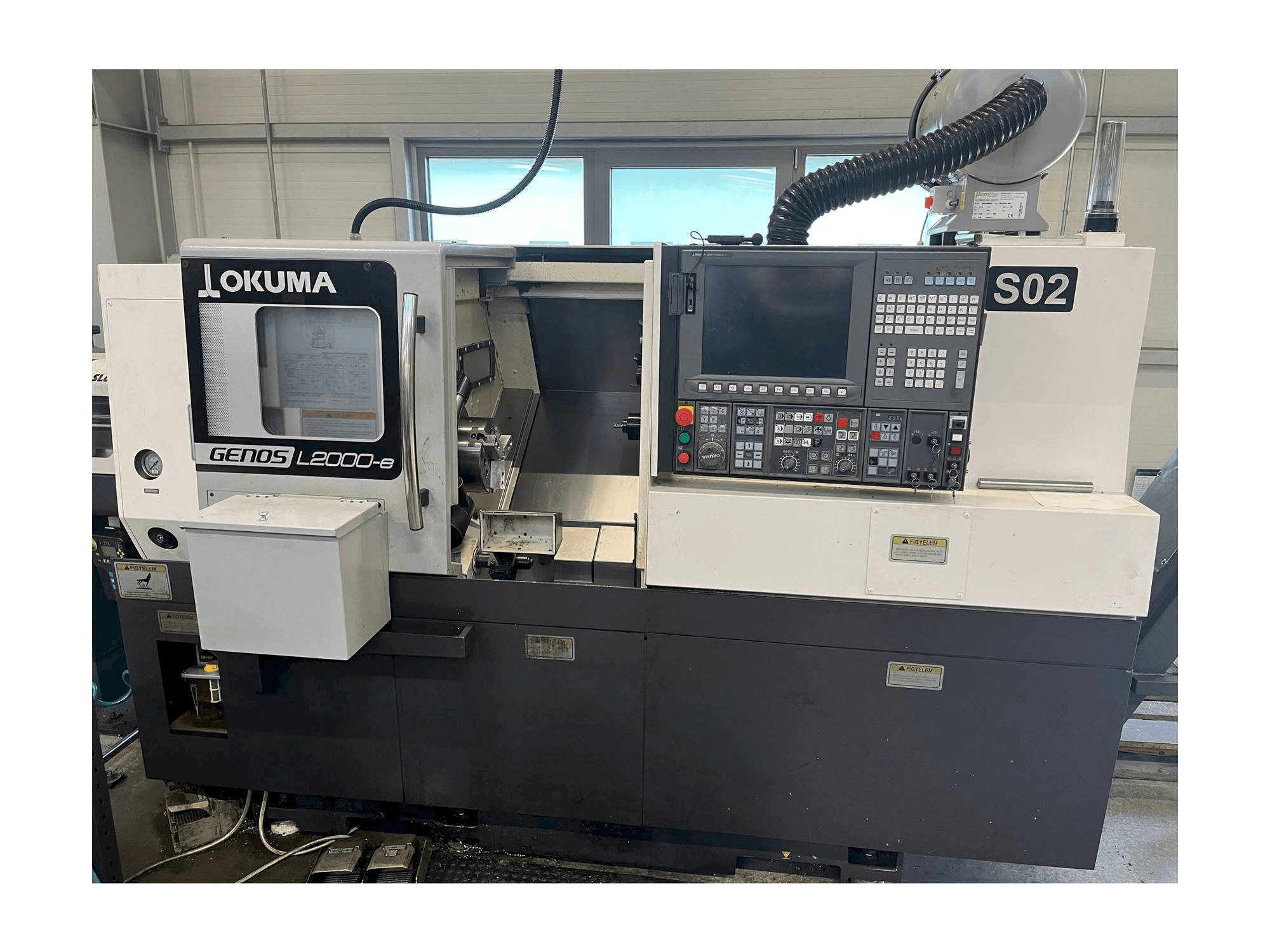 A Okuma GENOS L200 gép elölnézete